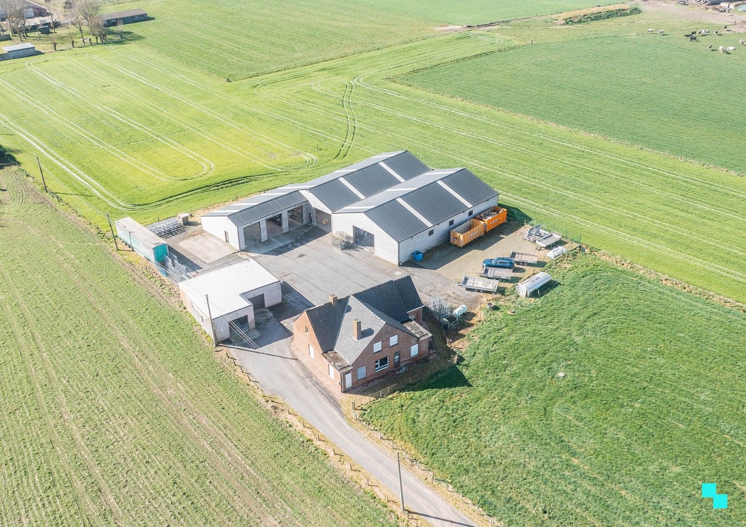 Landelijk gelegen woning met diverse loodsen foto 2