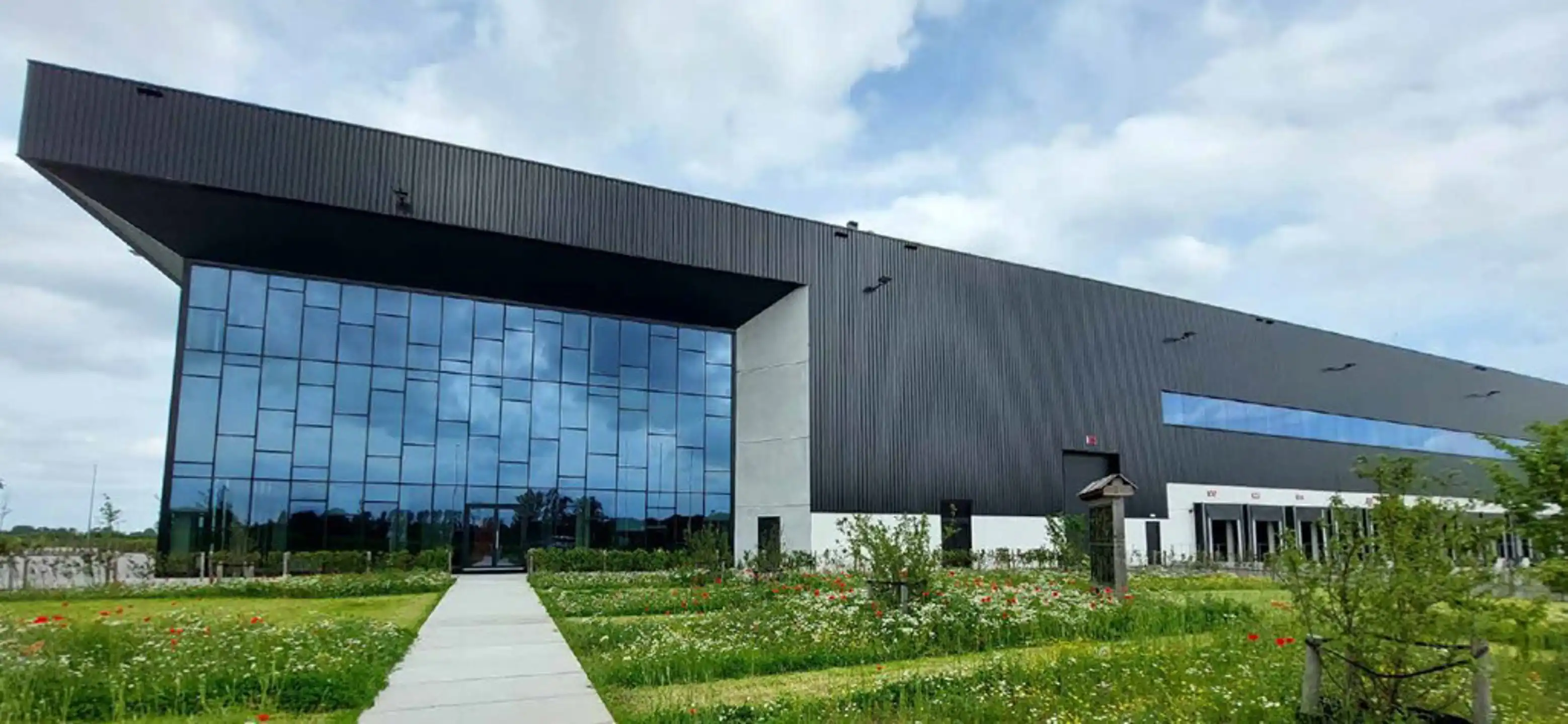 Magazijn met mezzanine en kantoor te huur foto 11