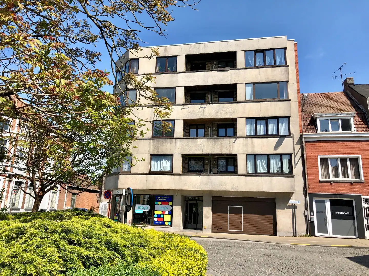 Unieke garage van ca. 125 m² aan het Stationsplein te Lokeren foto {{pictureIndex}}