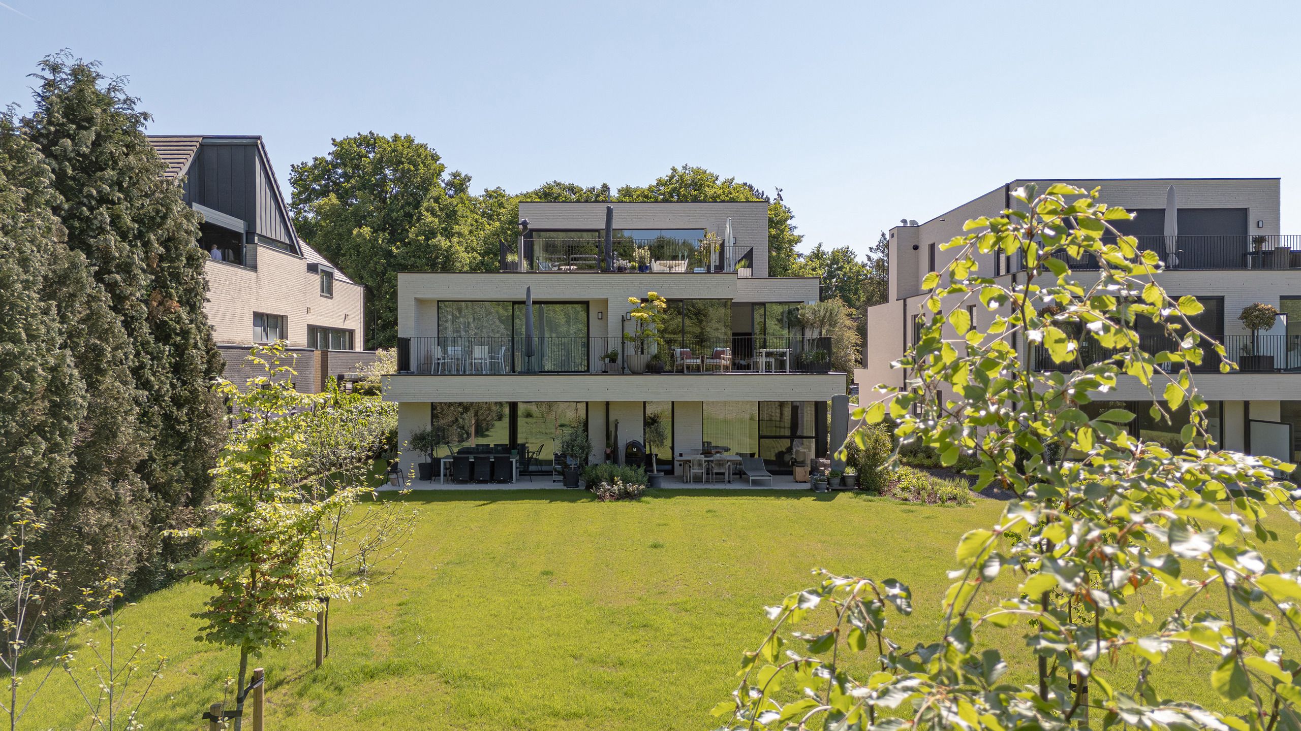 Zonnig luxueus afgewerkt appartement met weids uitzicht! foto {{pictureIndex}}