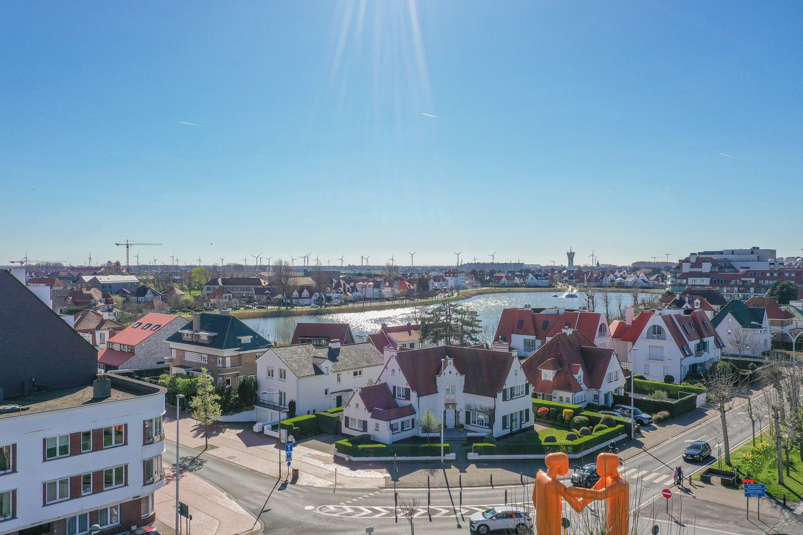 Nieuwbouwappartement genietend van open zichten gelegen op een centrale ligging te Knokke. foto 3