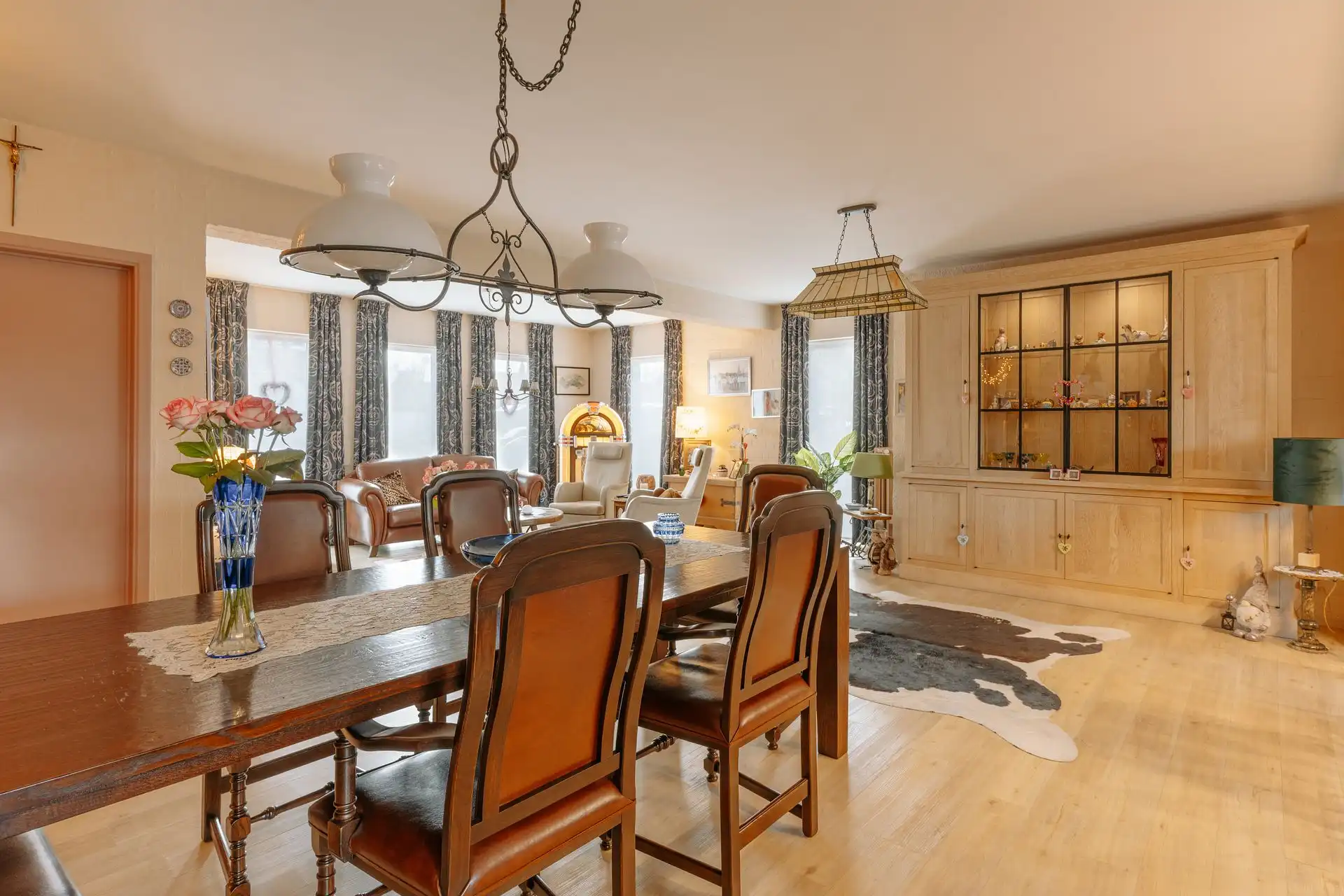 Stijlvolle halfopen woning met grote tuin en zwembad! foto 3