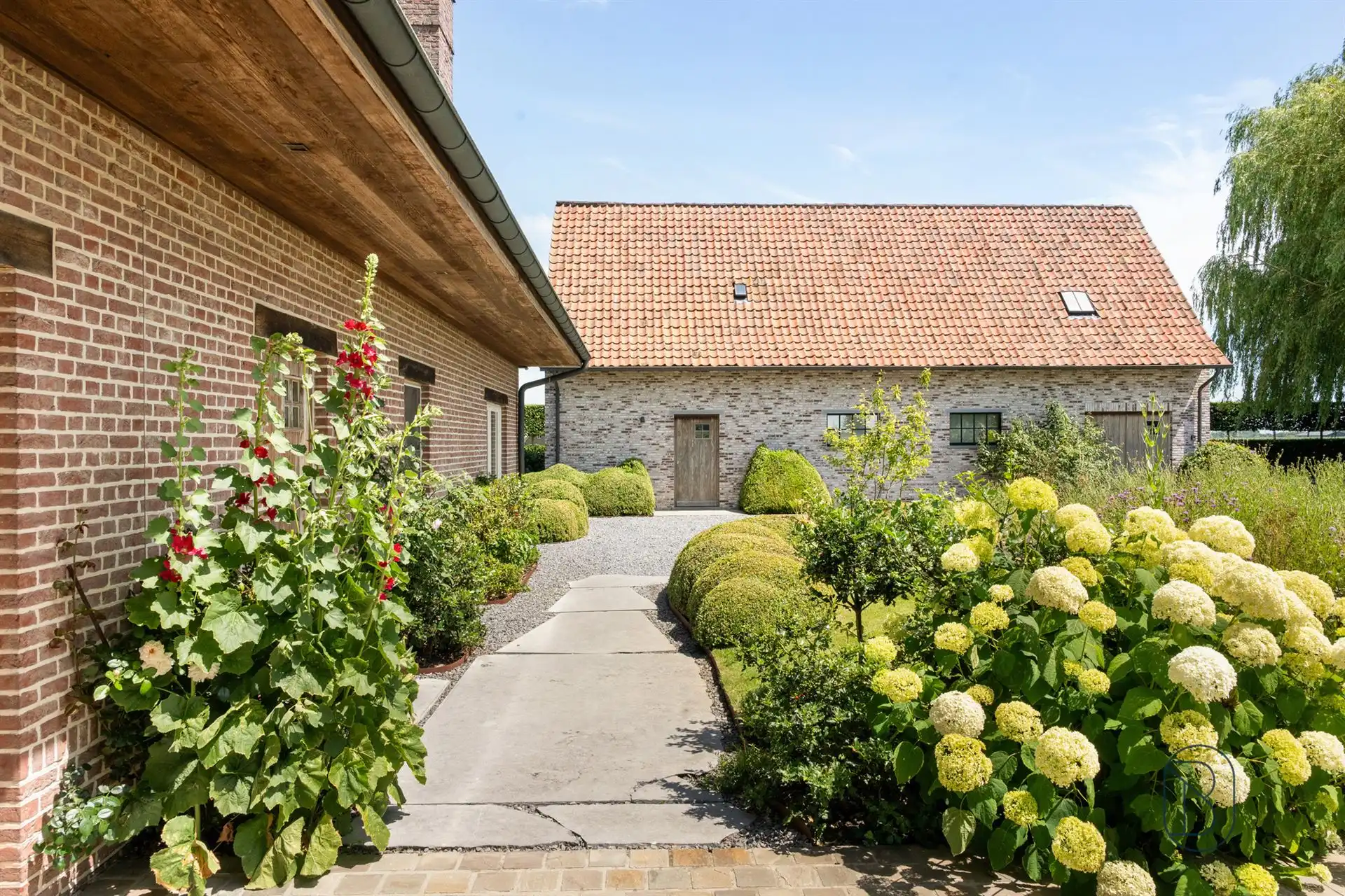 Landhuis + bijgebouw, met zwembad en privacy op 5.329 m². foto 8
