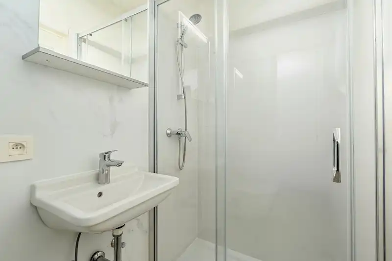 Lichtrijke, instapklare studio met balkon foto 7