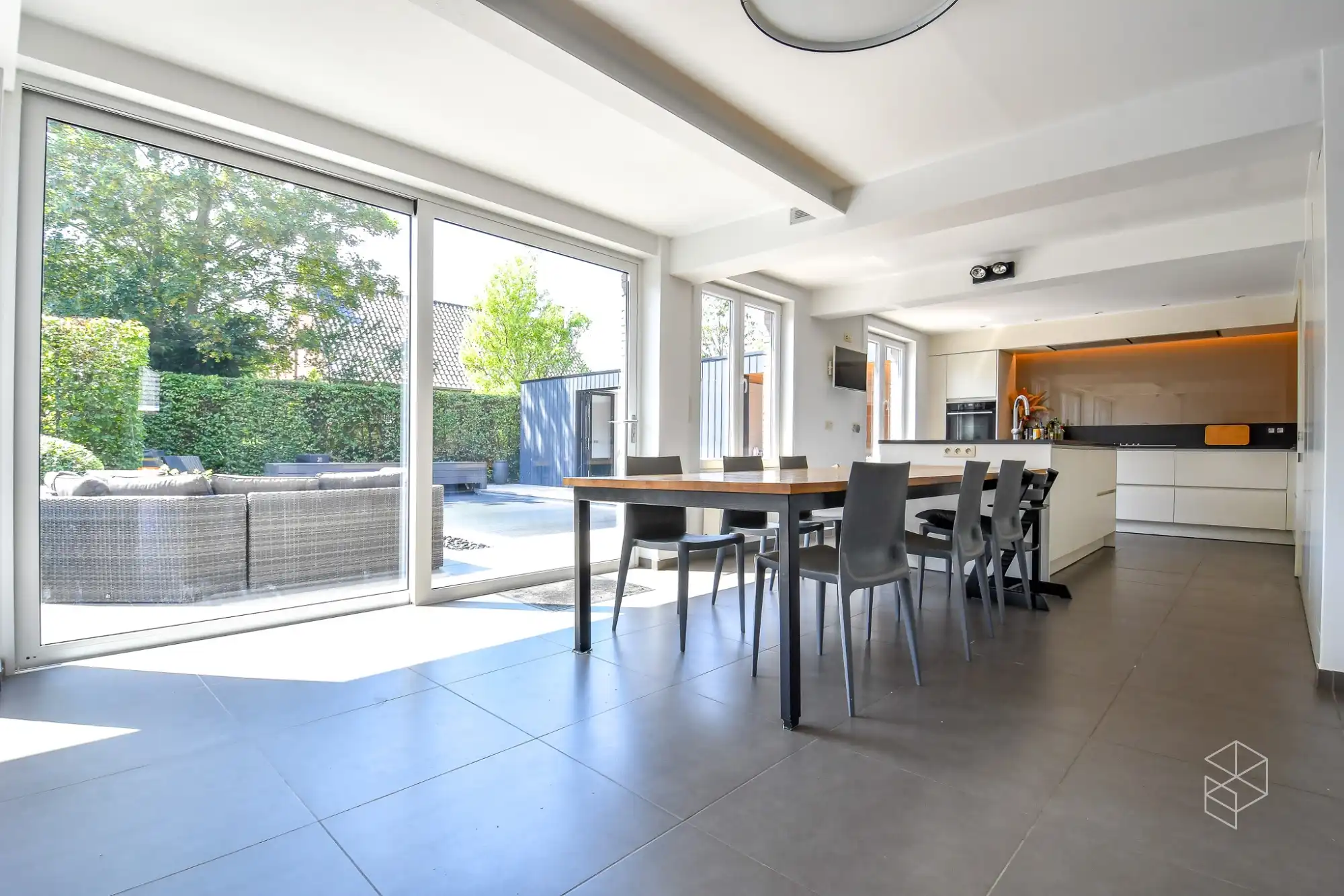 GROTE (254m²) instapklare gezinswoning met 4 slaapkamers, zwembad en poolhouse foto 8