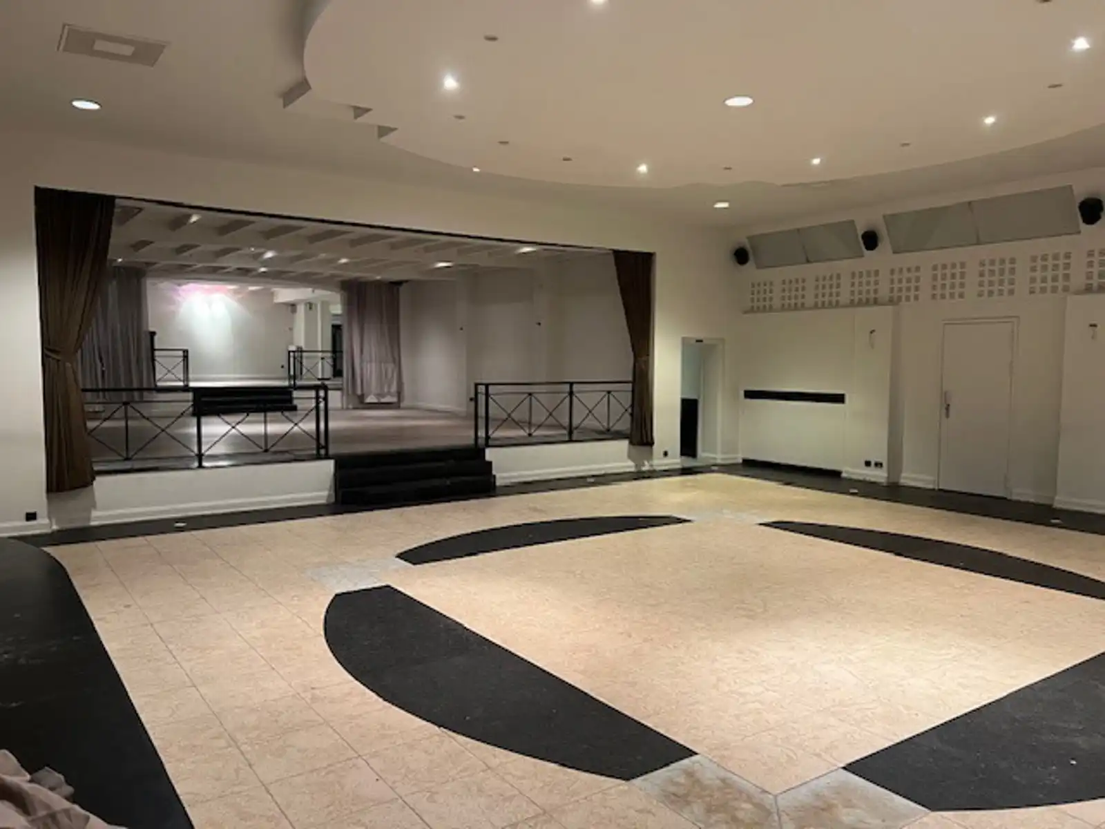 Projectgrond (vroegere feestzaal met woonst en parking) foto 6