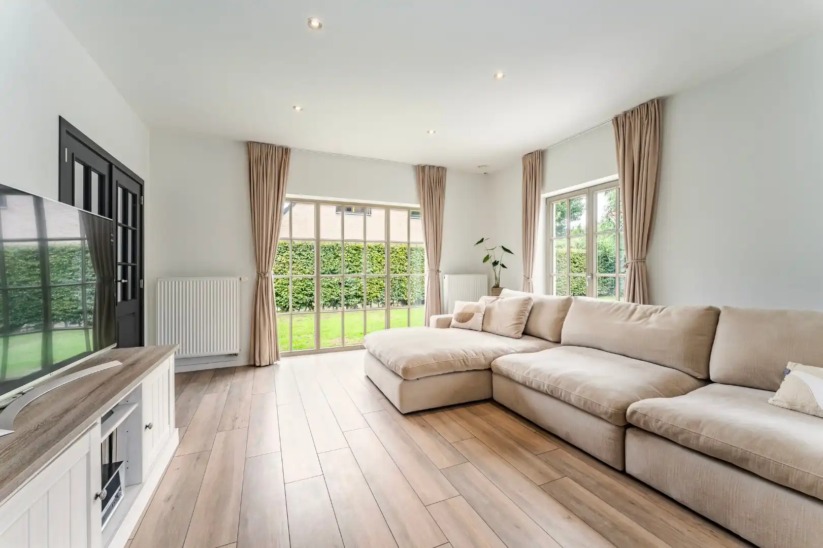 Exclusief gerenoveerde vrijstaande villa in rustige en residentiële omgeving foto 4