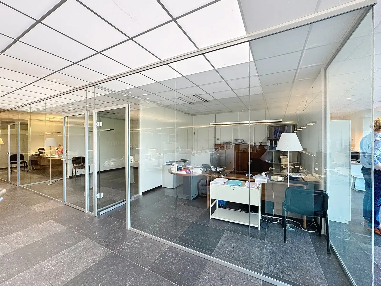 Exclusieve KANTOORRUIMTE (380 m²) met UITSTRALING op toplocatie (op 500m van autosnelwegen), voorzien van modern comfort en maximale zichtbaarheid te Loppem! foto 8