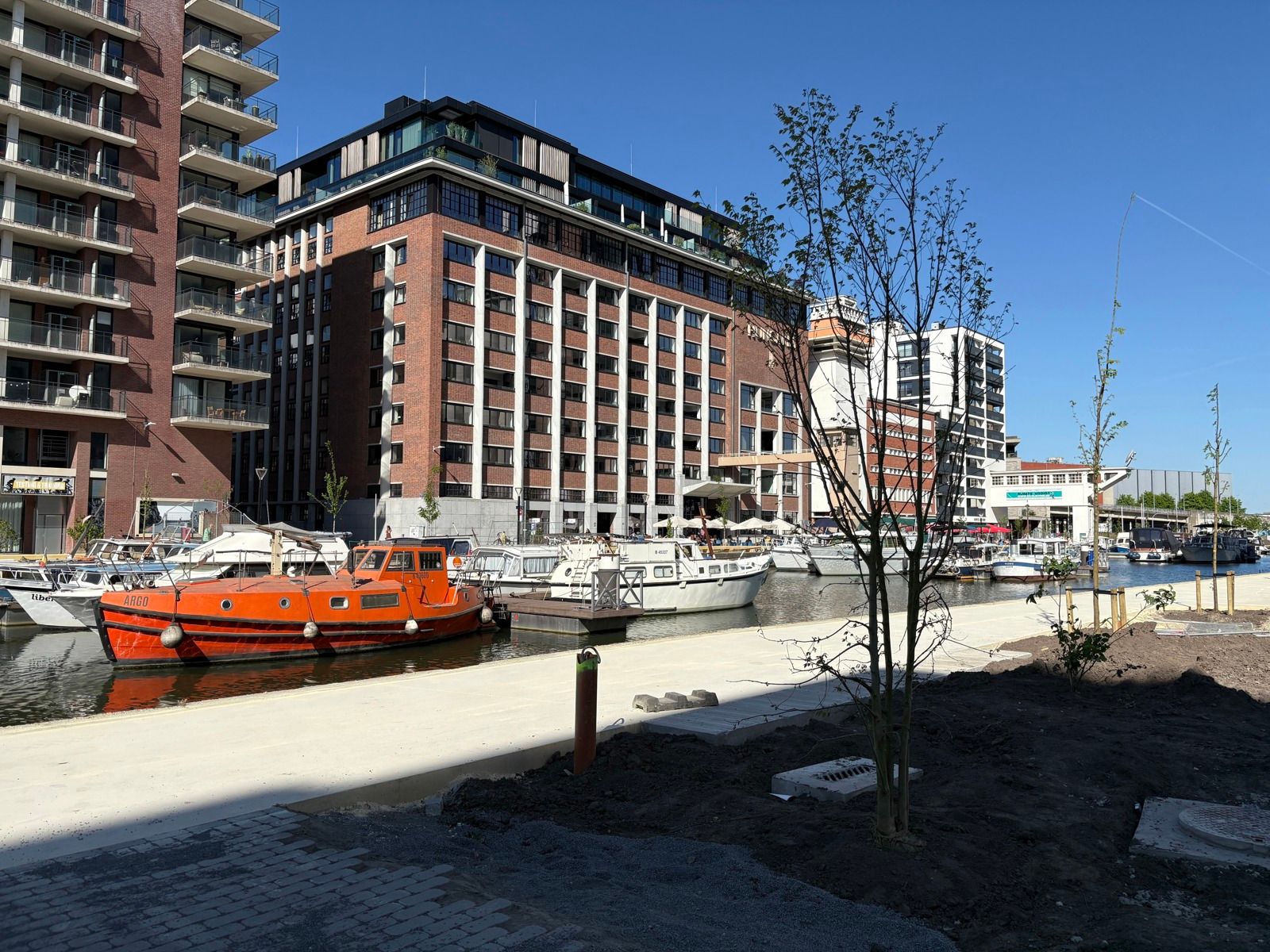 Modern kantoor met parkings foto {{pictureIndex}}