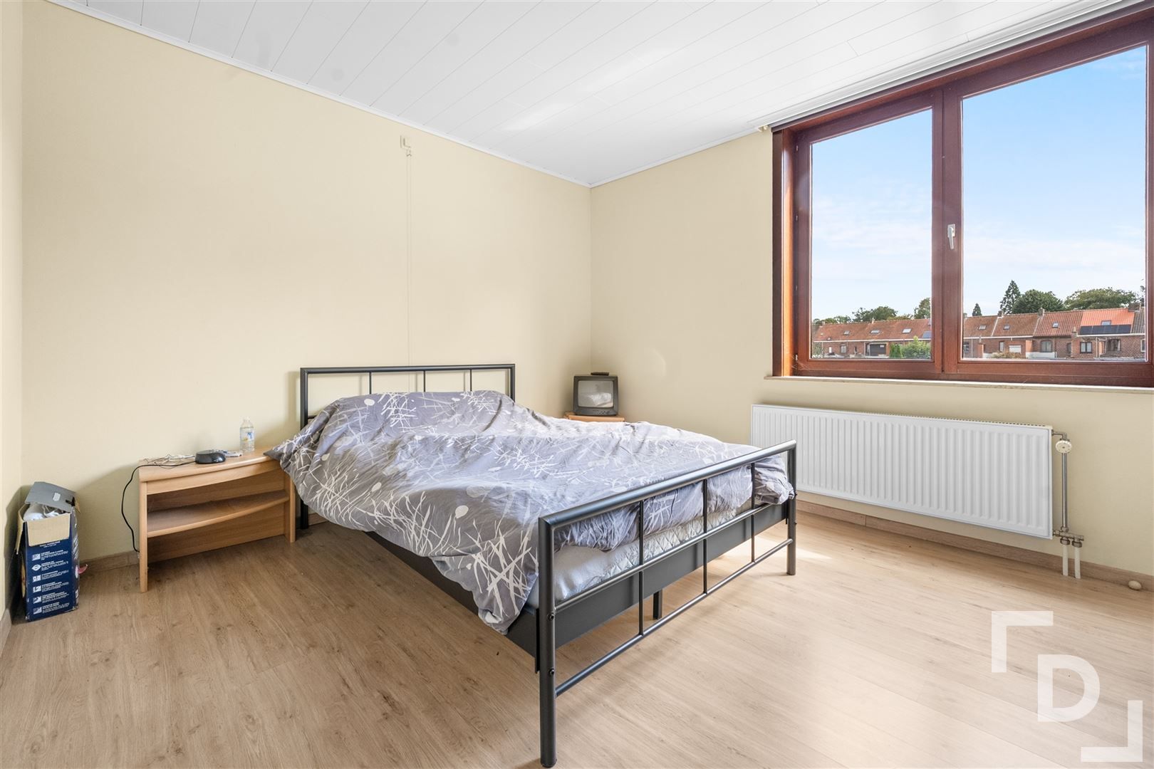 Stadswoning met 3 slaapkamers en koer te koop in Ieper. foto 11
