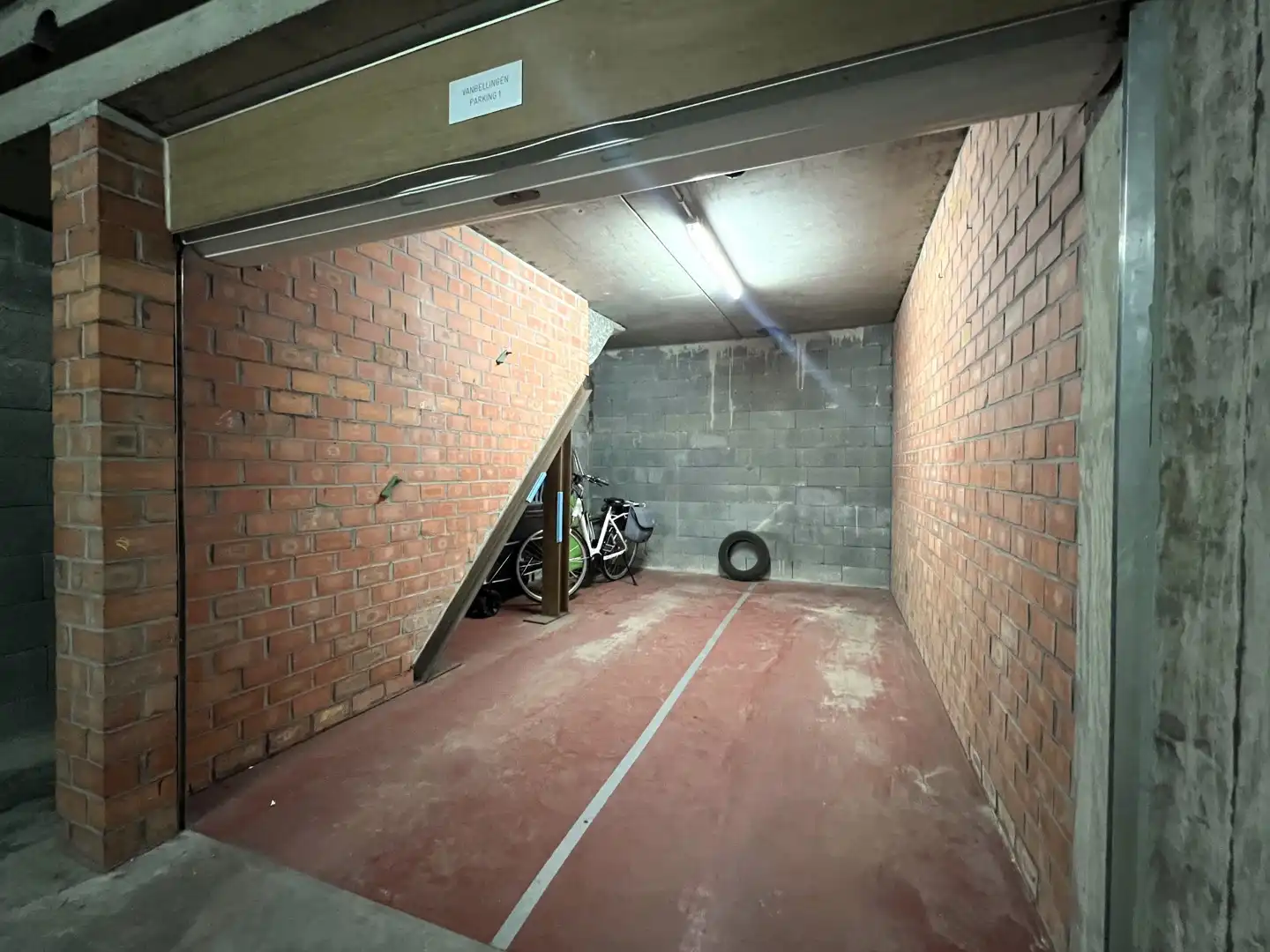 Centraal gelegen garagebox foto {{pictureIndex}}