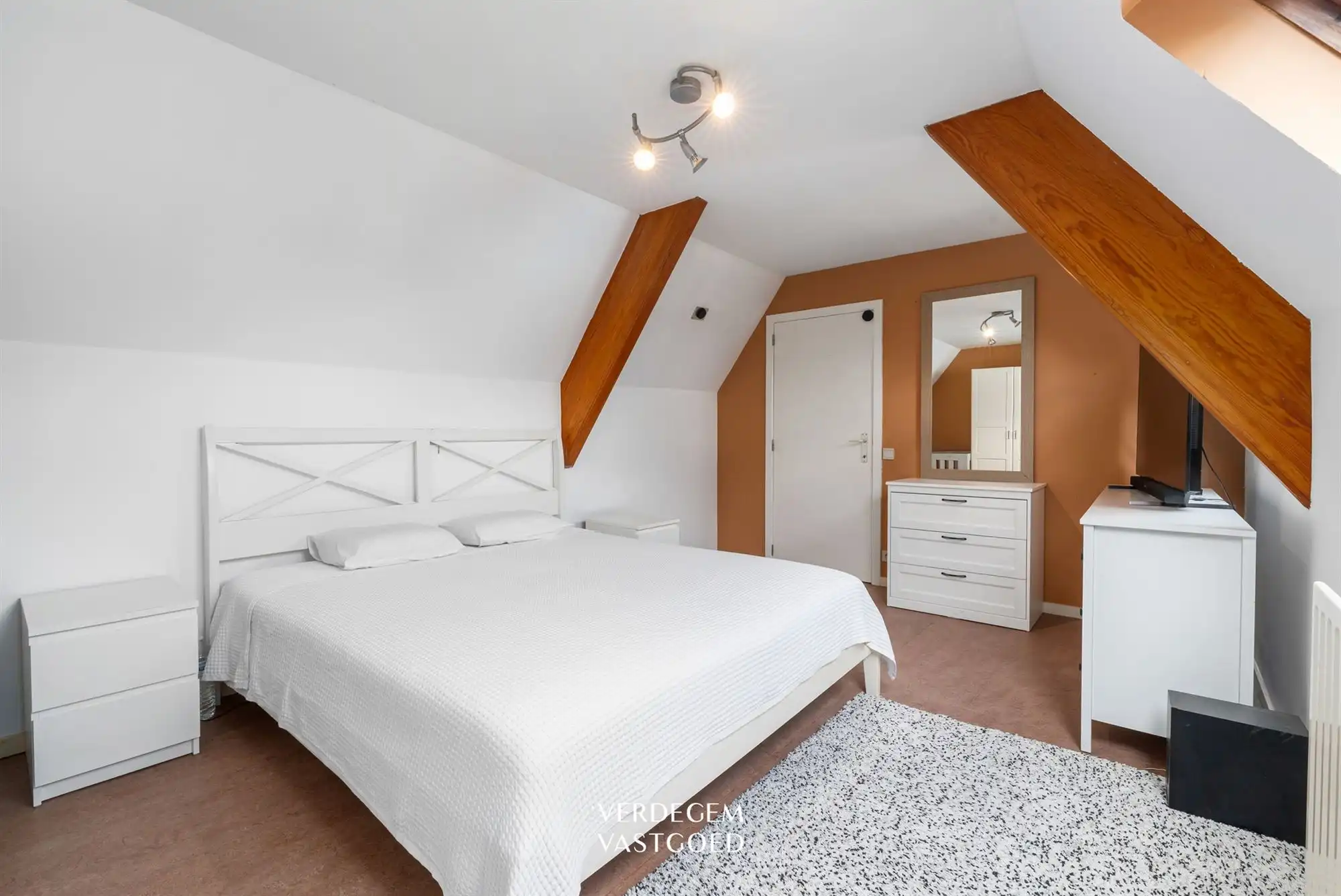 Centraal gelegen opbrengsteigendom met gelijkvloerse handel/kantoor en duplexappartement foto 15