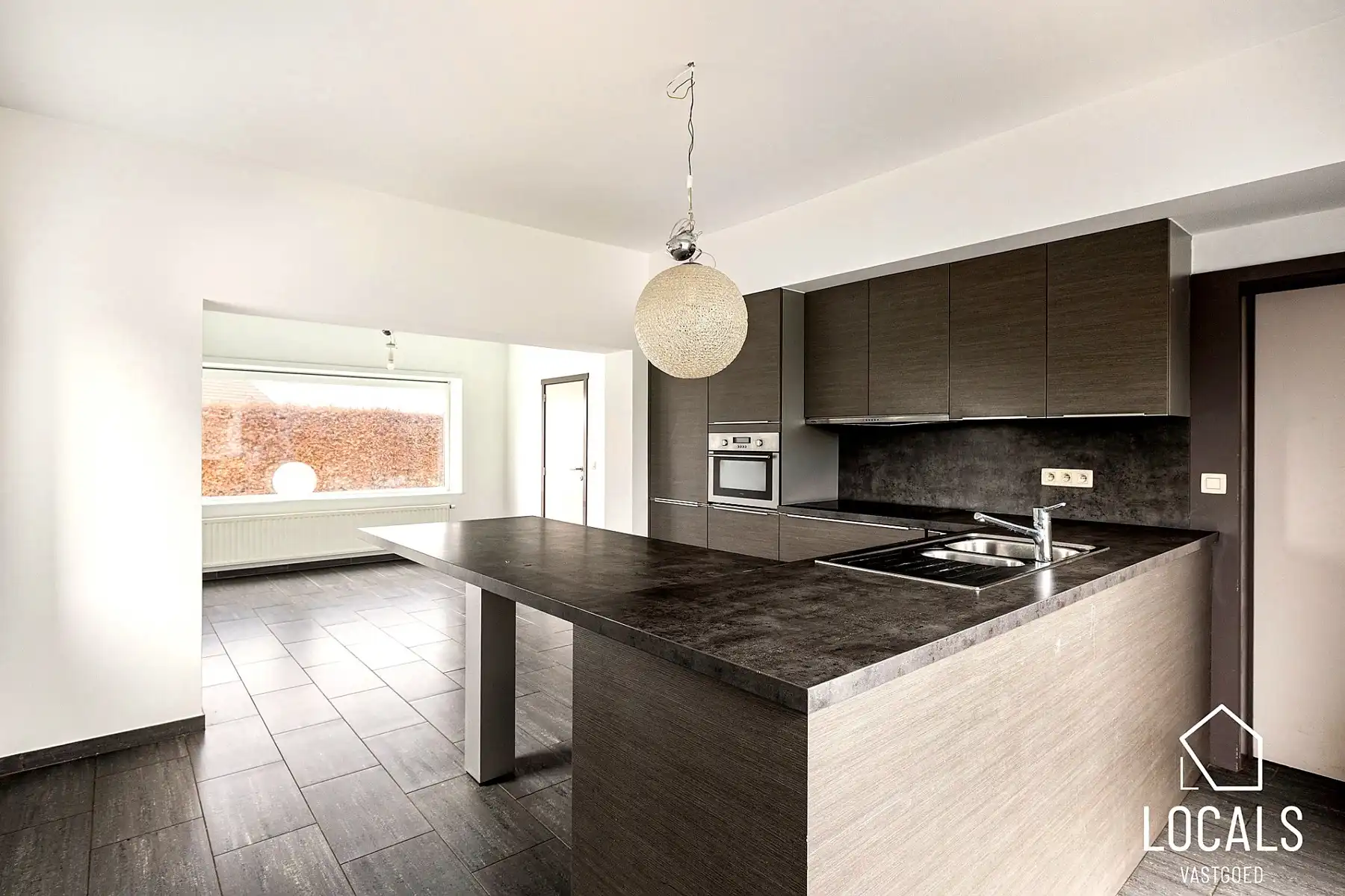 Instapklare gezinswoning met 4 slaapkamers en tuin foto 6