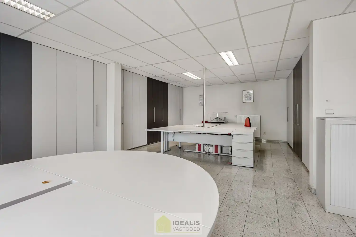 IDEALIS VASTGOED – Industrieel bedrijfsgebouw van maar liefst +-5000m² bruikbare oppervlakte, bestaande uit bedrijfshallen, kantoor- en vergaderruimtes en een appartement met een centrale ligging op industrieterrein Genk Zuid op een perceel van 10.326m² (1,03 hectare). foto 23