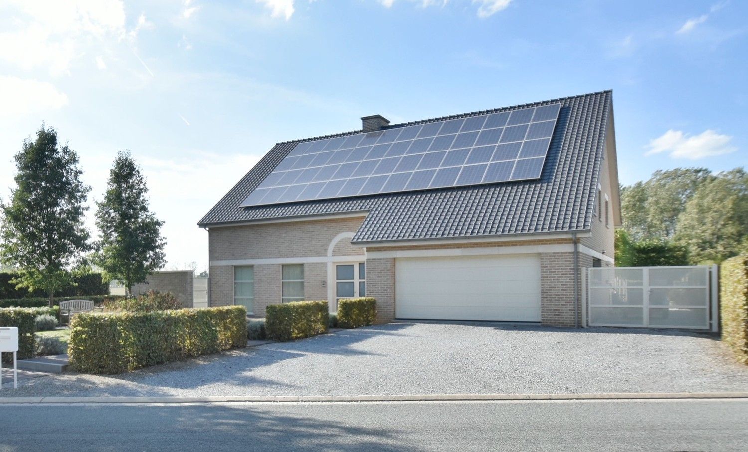 Hedendaagse riante energiezuinige villa met 2 badkamers, royale inpandige garage en zonovergoten tuin in een residentiële omgeving in het pittoreske Leut foto 1