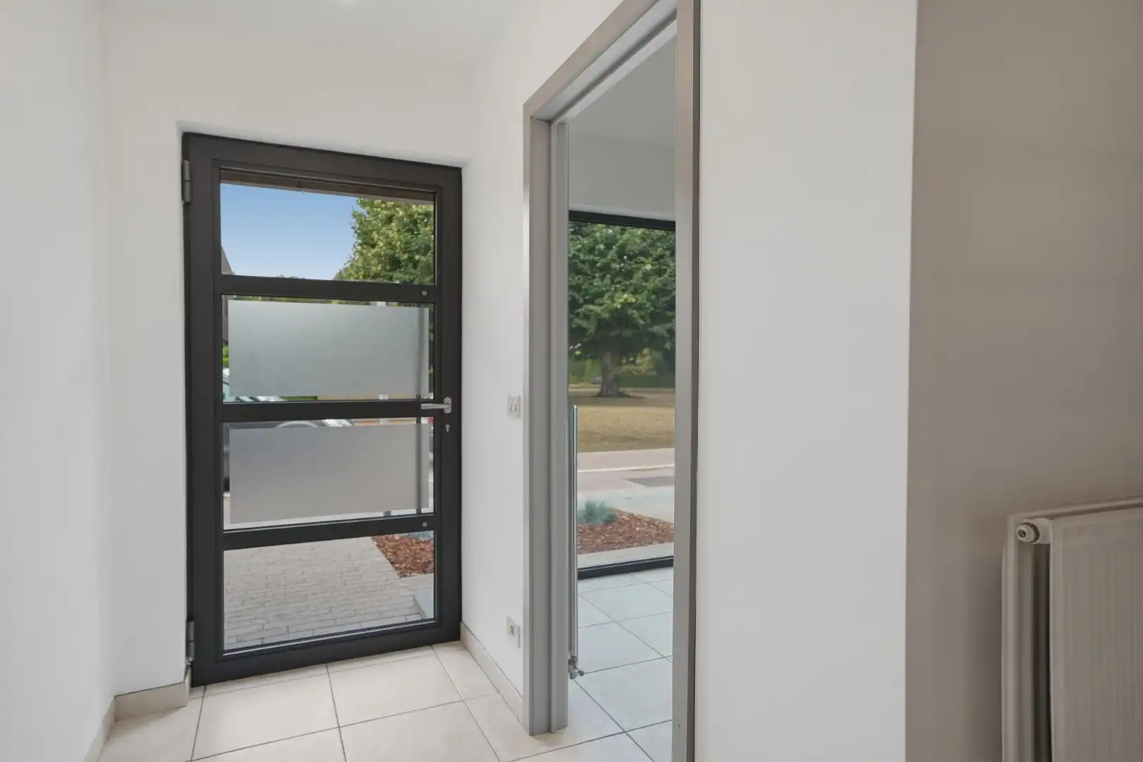 Instapklare rijwoning met garage op toplocatie in hartje Sint-Michiels foto 12