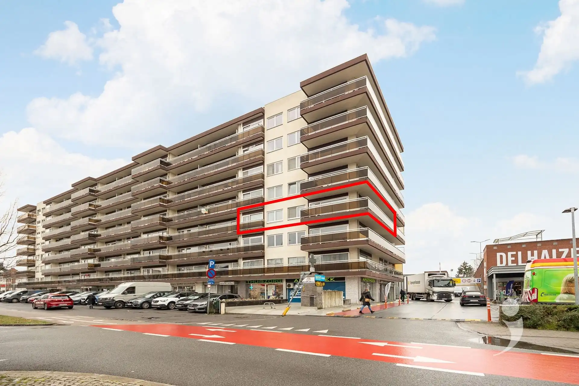 Ruim appartement met 3 slaapakamers en garagebox foto {{pictureIndex}}