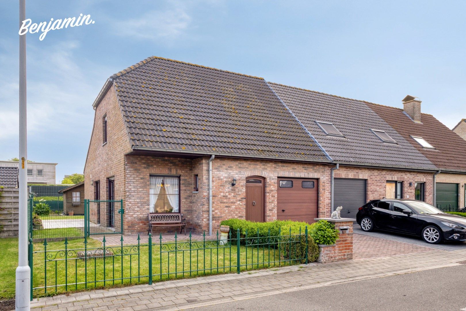 Gelijkvloerse HOB met 2 slaapkamers garage en oprit op toplocatie te Ieper foto {{pictureIndex}}