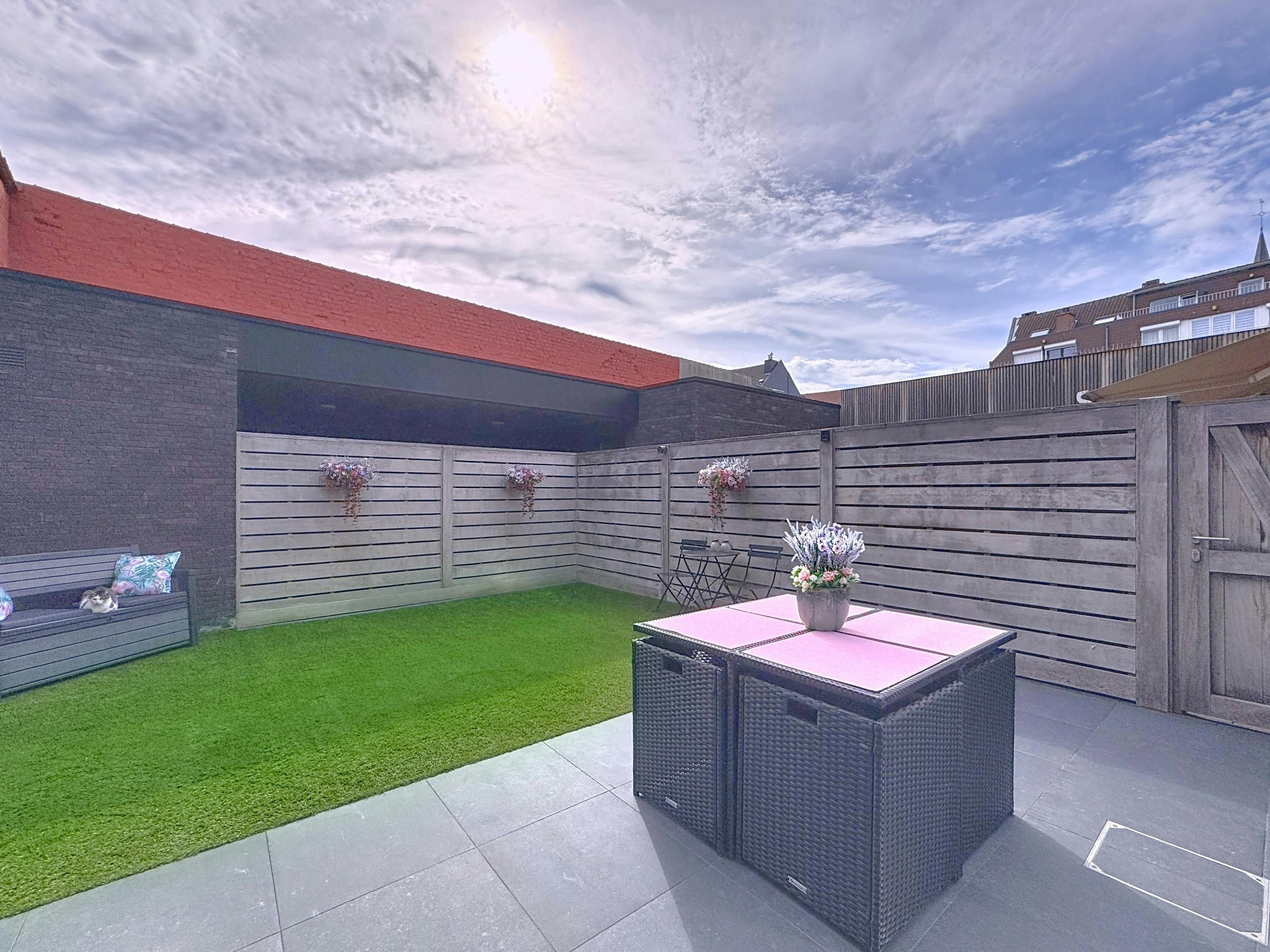 Recent appartement met zonnige tuin te koop in centrum Heist foto {{pictureIndex}}