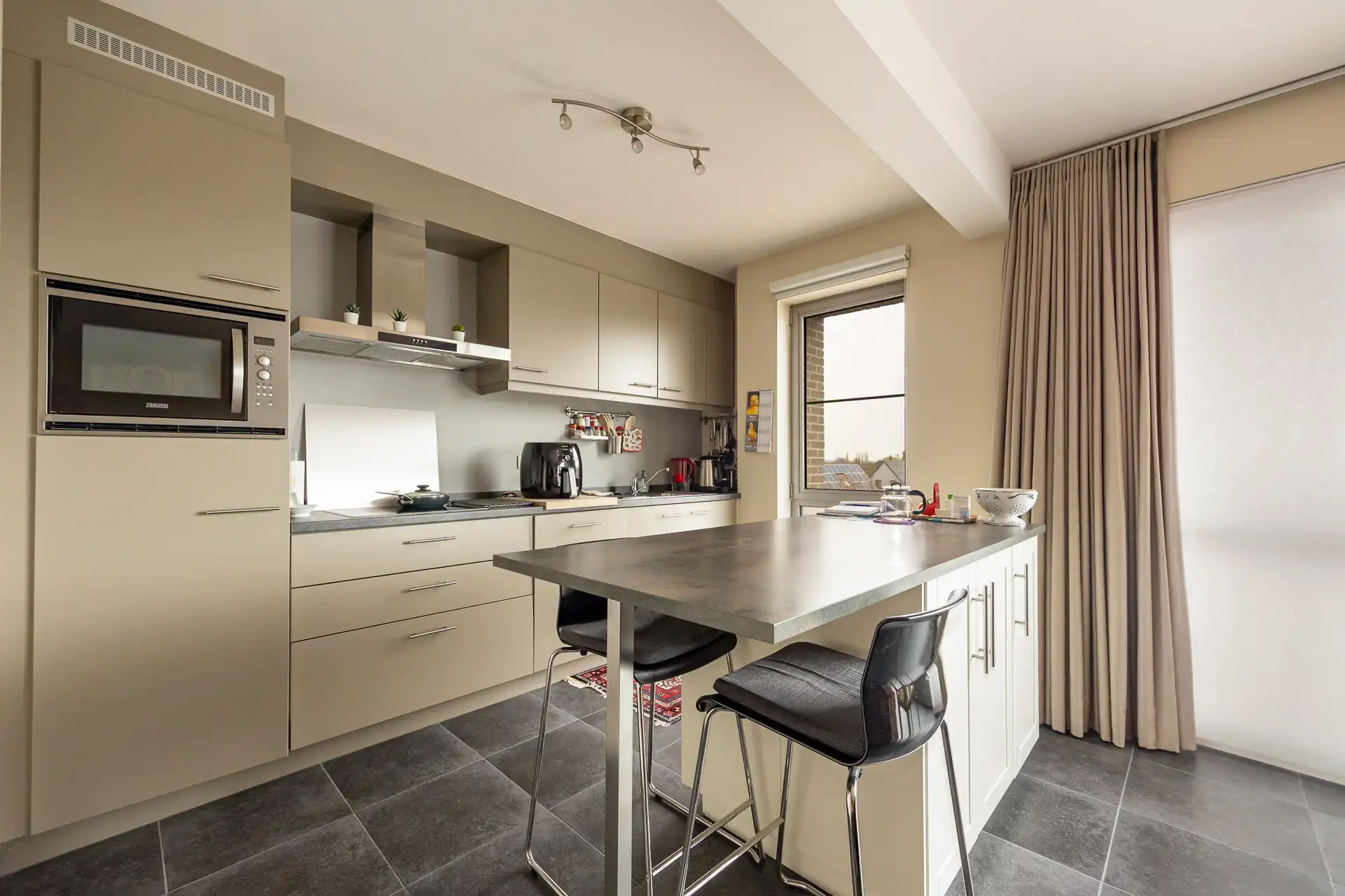 Ruim recent app. (2013 ) met 2 slpk's en garagebox foto 6