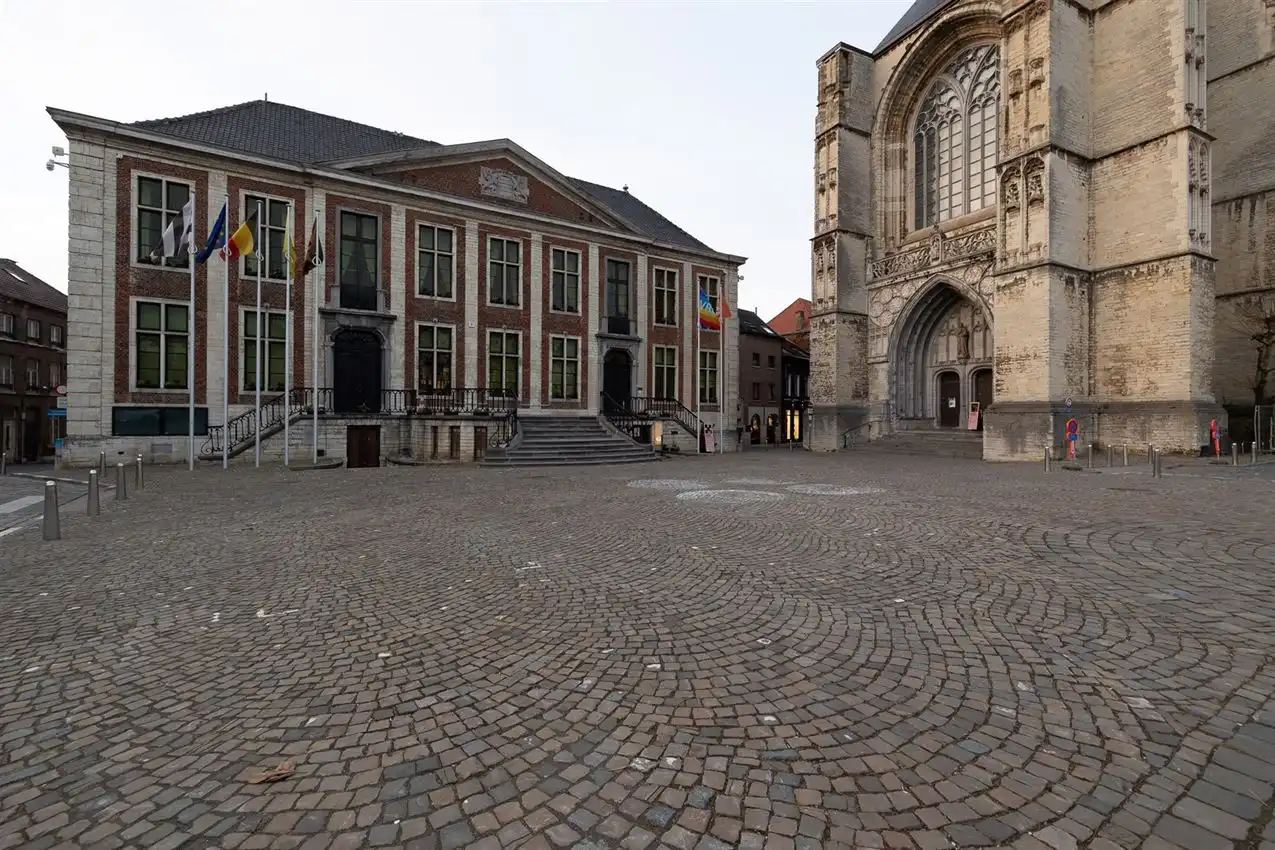 Stadswoning met vier slpk, garage te midden van centrum foto 33
