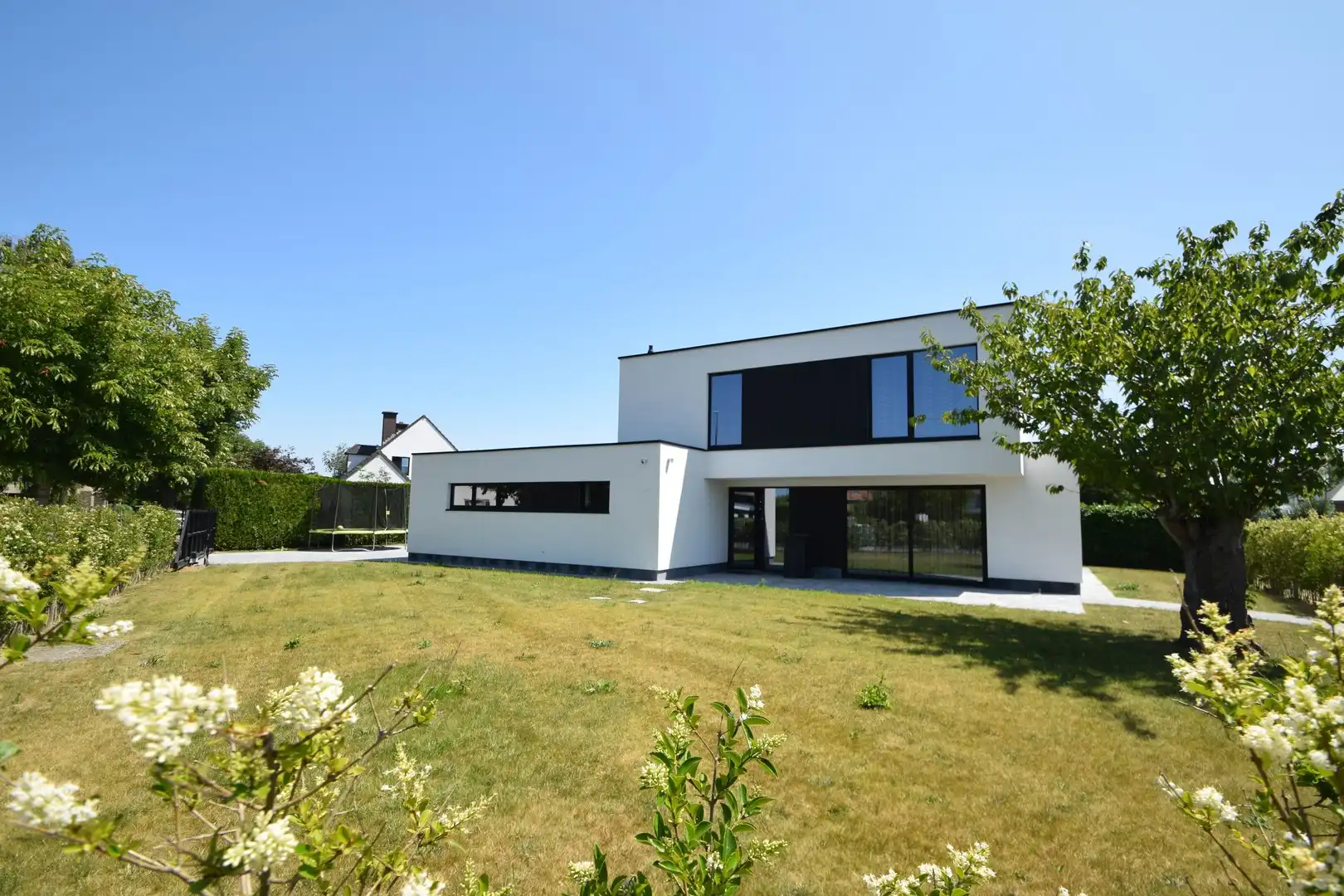 Alleenstaande moderne villa gelegen in een rustige residentiële omgeving te Knokke foto {{pictureIndex}}