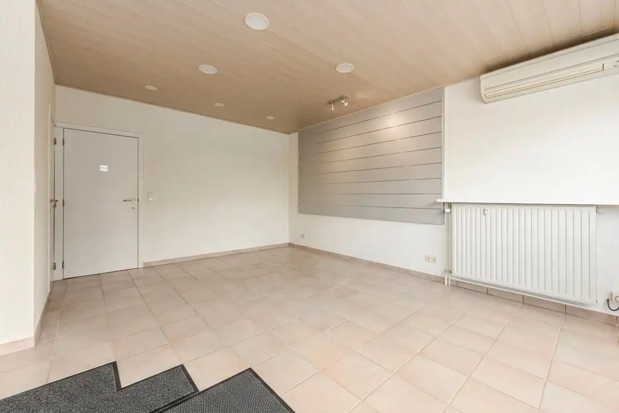 Wonen en werken combineren op toplocatie te Ichtegem - handelswoning met ruime woonst, tuin en garage foto 5