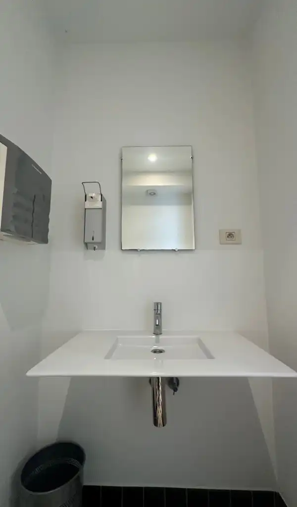 Ingedeeld kantoor te huur in standalone kantoorgebouw in Deurle foto 15