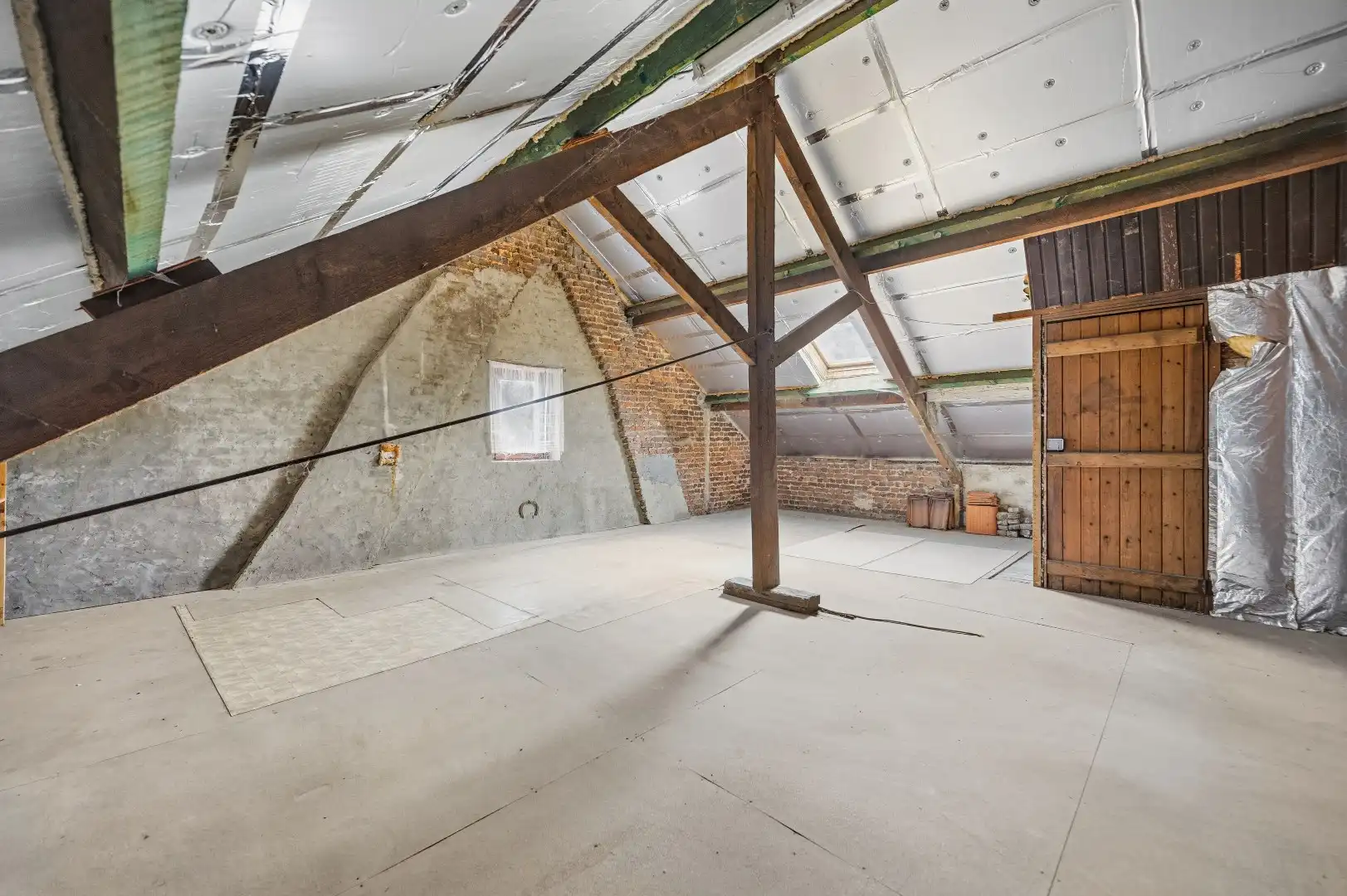 Ruime te renoveren rijwoning met ontzettend veel potentieel en een leuke tuin foto 18