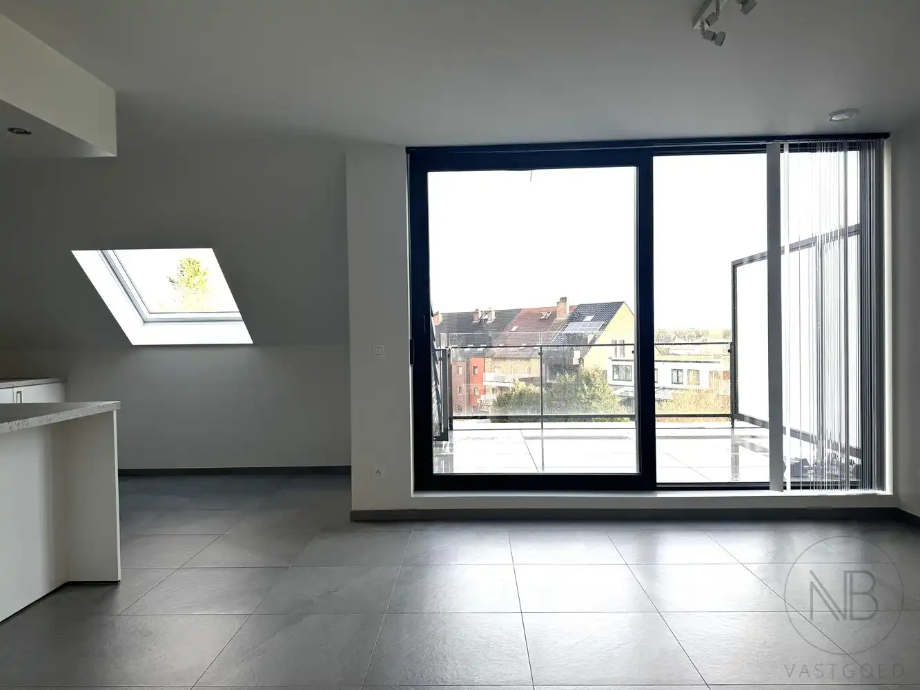 Modern appartement met 1 slaapkamer en een ruim terras foto 2