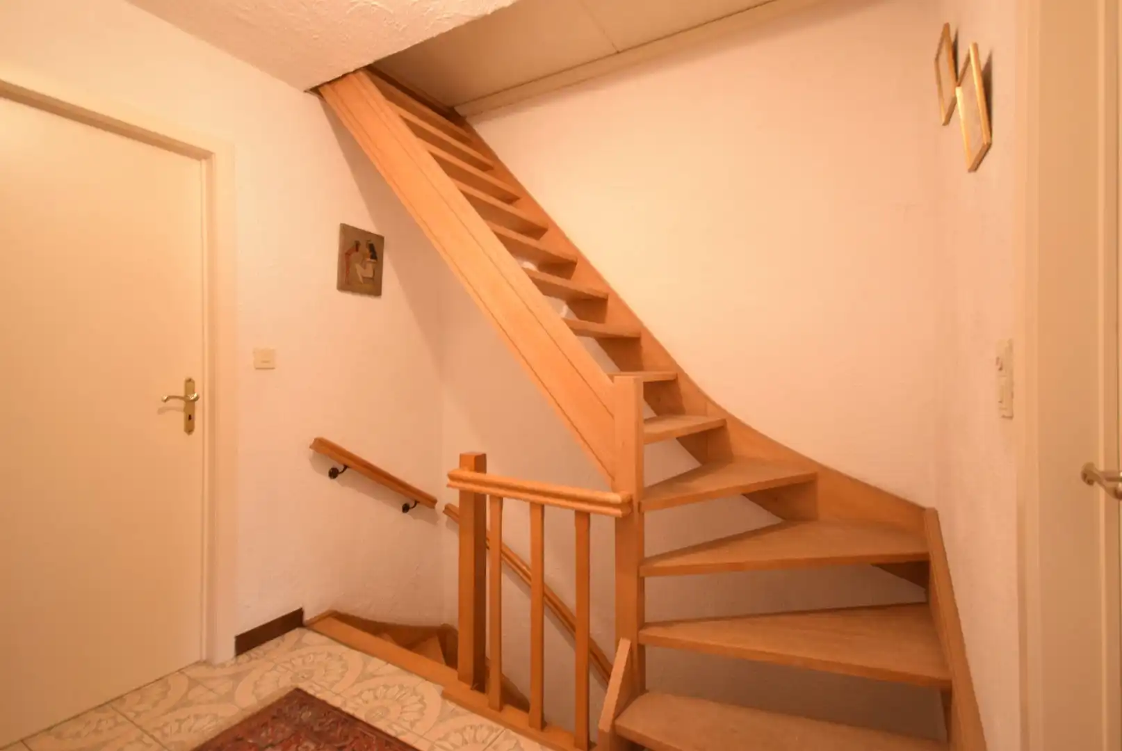 Charmante rijwoning met dubbele garage en ruime tuin in het centrum van Rumbeke foto 9