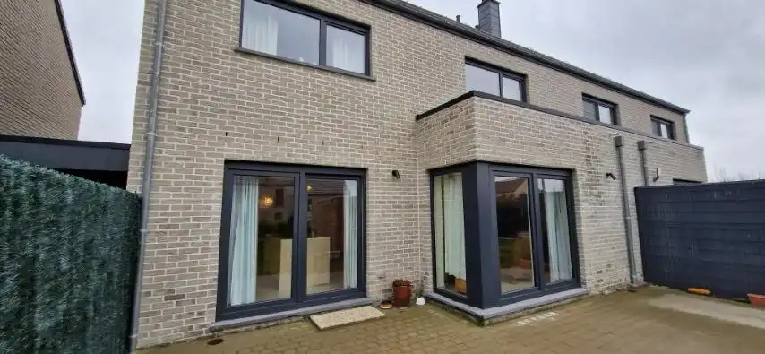 Ruime NIEUWBOUWWONING met 3 slaapkamers, garage en tuintje foto 2
