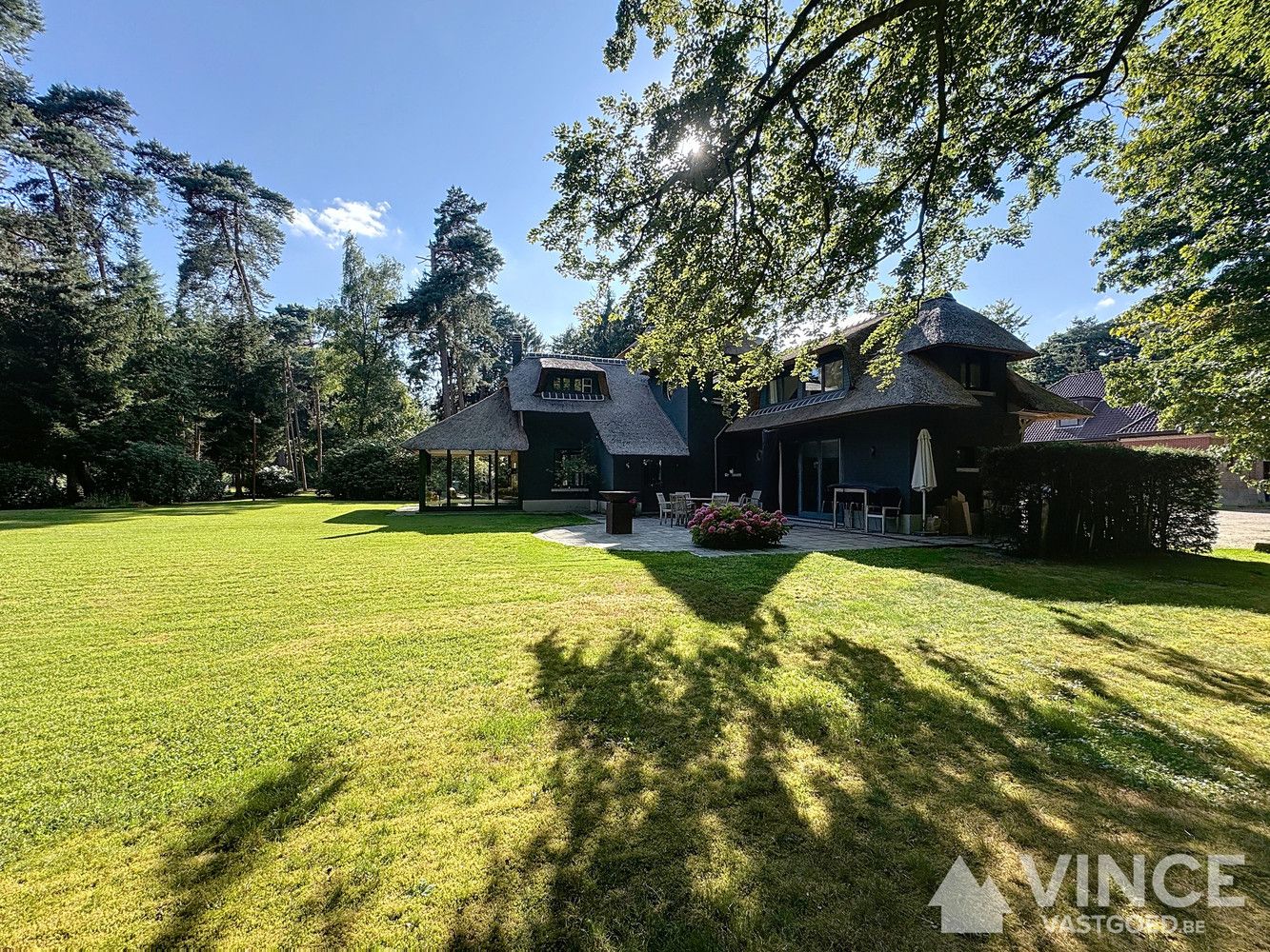 Prachtige villa met grote tuin foto 33