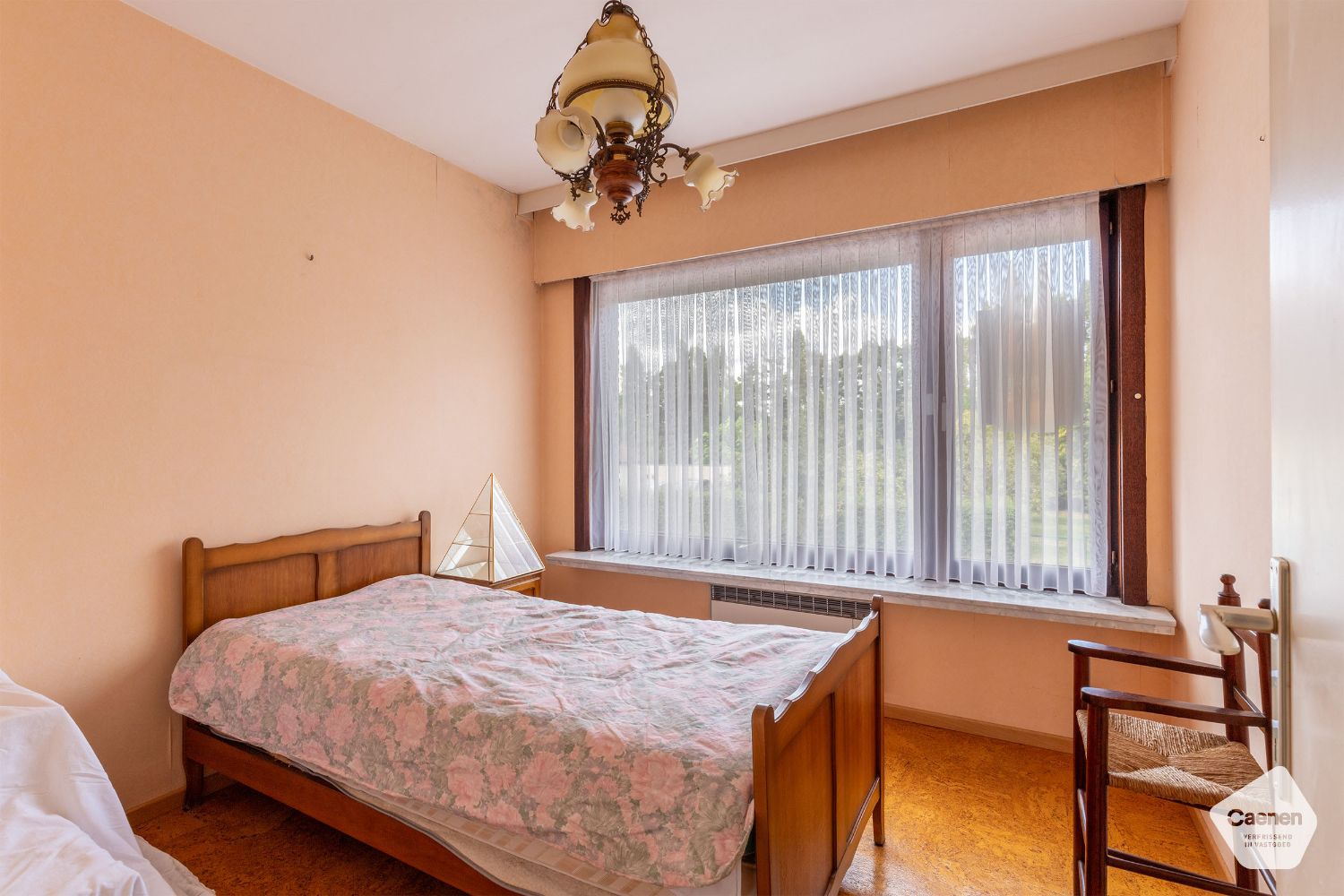 Te renoveren woning met 3 slaapkamers, inpandige garage en mooie uitgestrekte tuin! foto 10