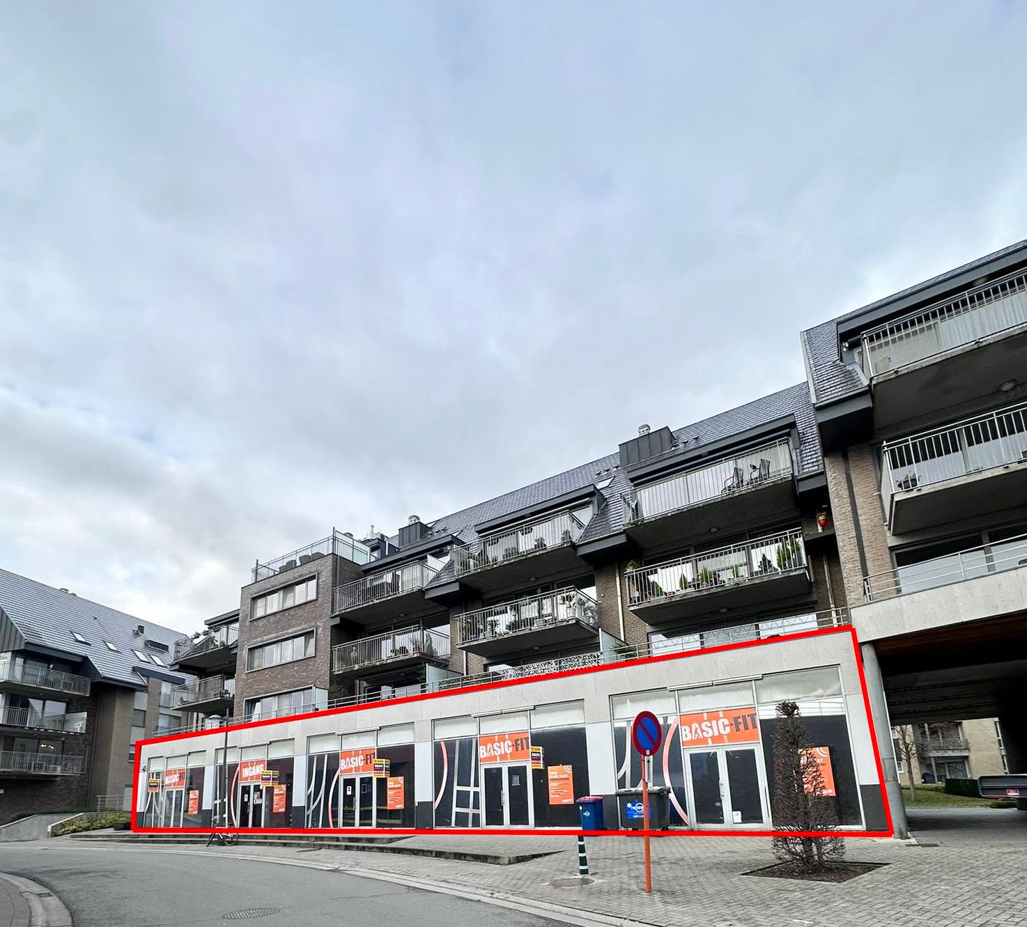 MODERN RUIM COMMERCIEEL GELIJKVLOERS NABIJ NINIA foto {{pictureIndex}}