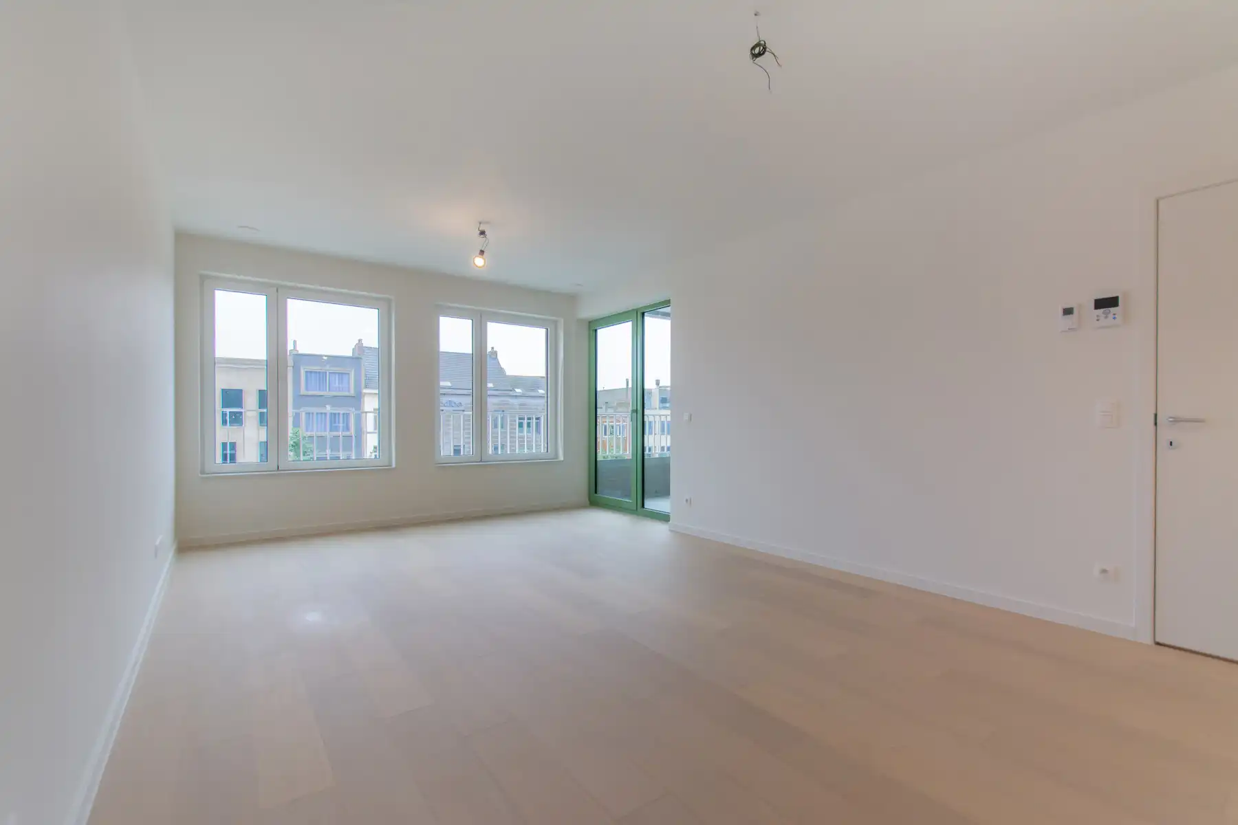 Prachtig instapklaar 2- kamer appartement met groot terras foto 2