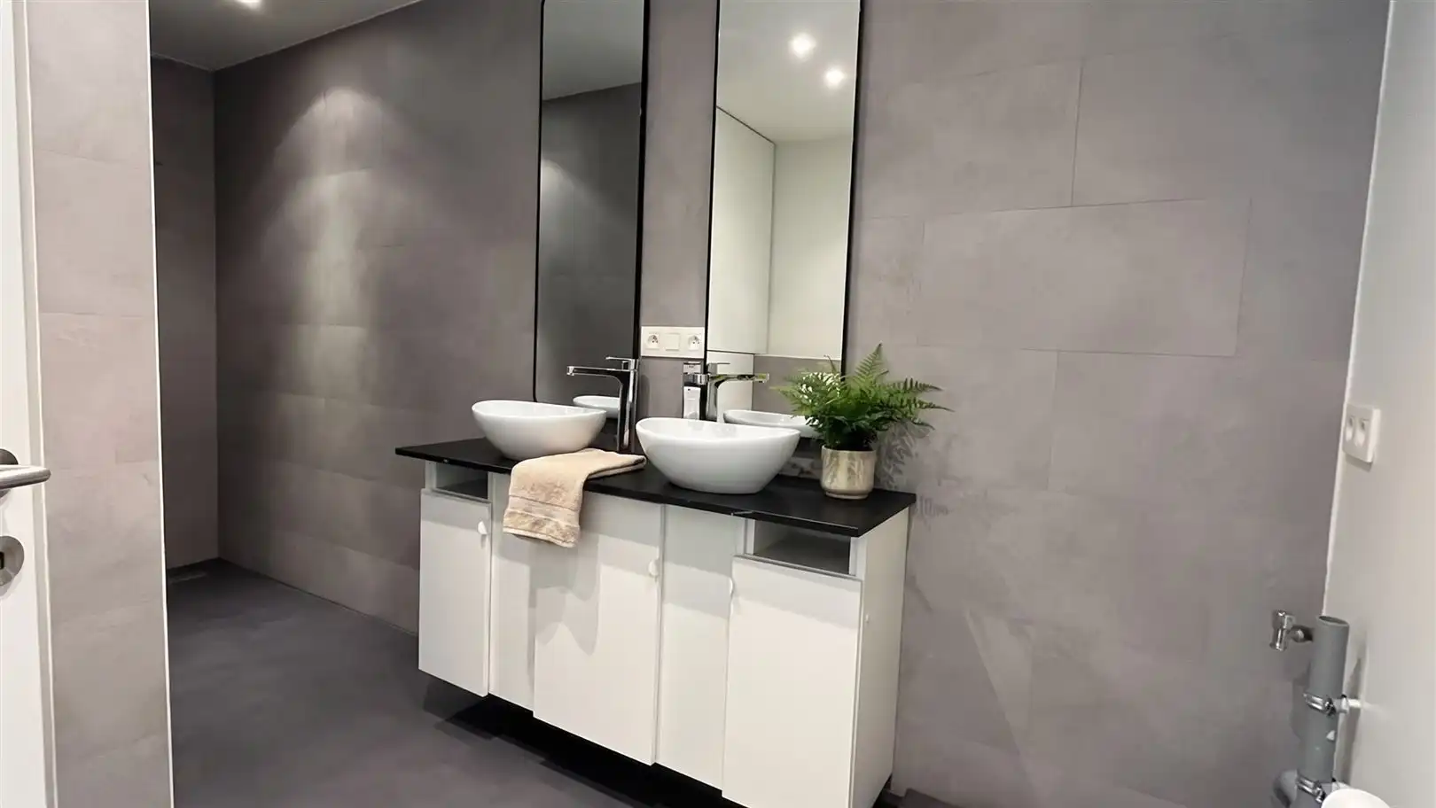 Gloednieuw gerenoveerd appartement in centrum Antwerpen foto 6