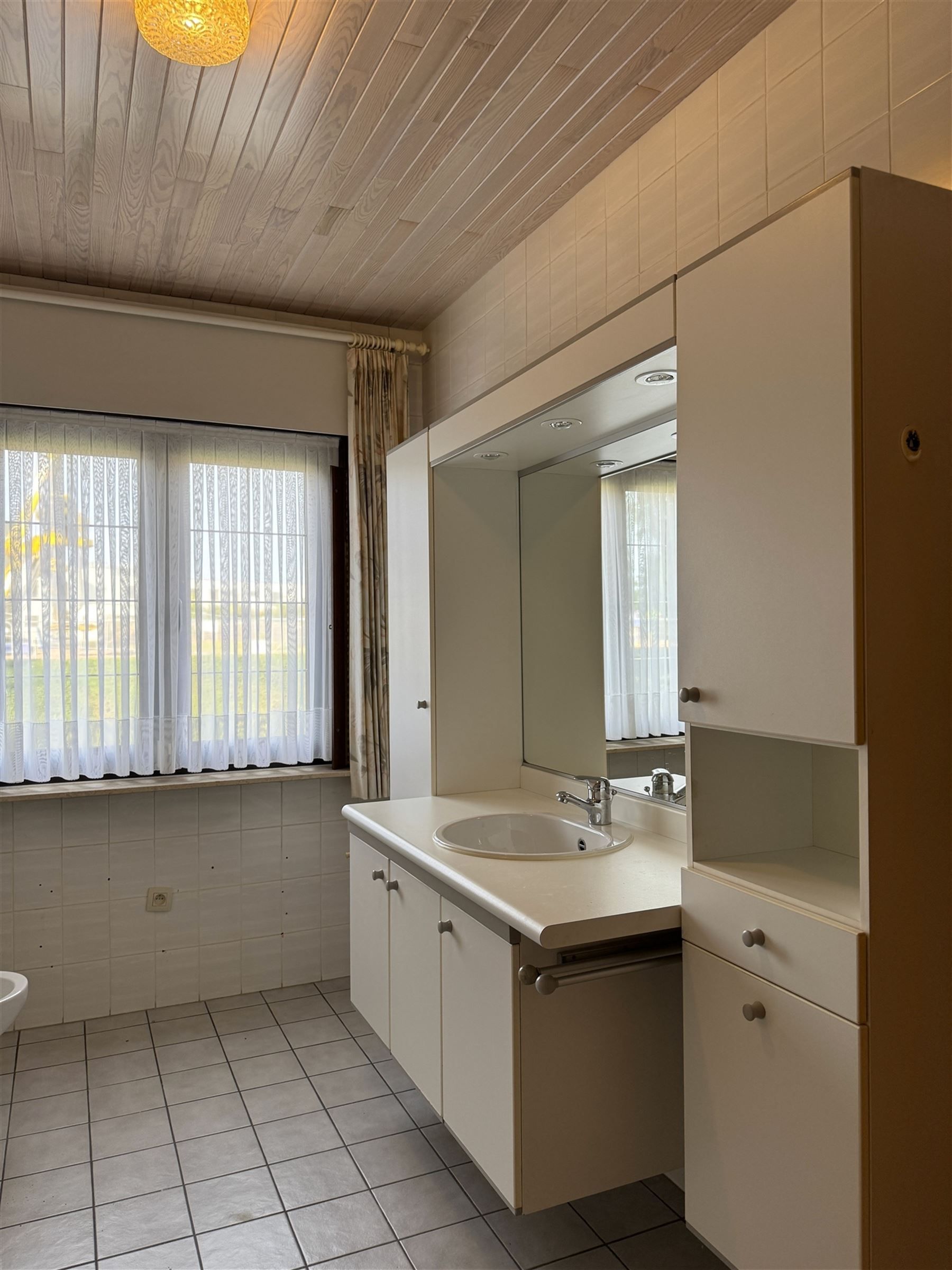 Ruime woning met drie slaapkamer en grote veranda foto 8