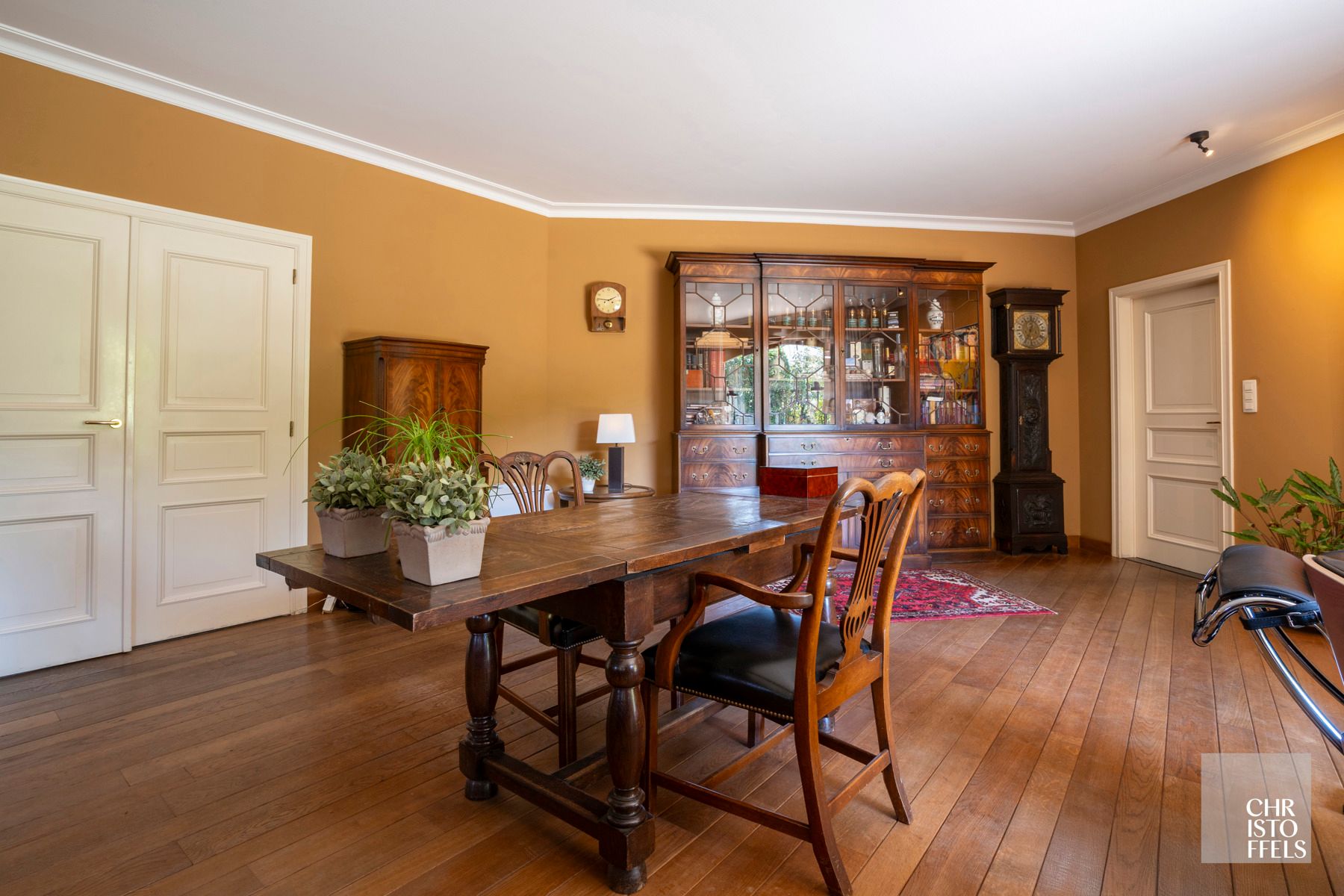 Zuiderse villa met zwembad in een rustige straat, op een perceel van 16a93ca! foto 14