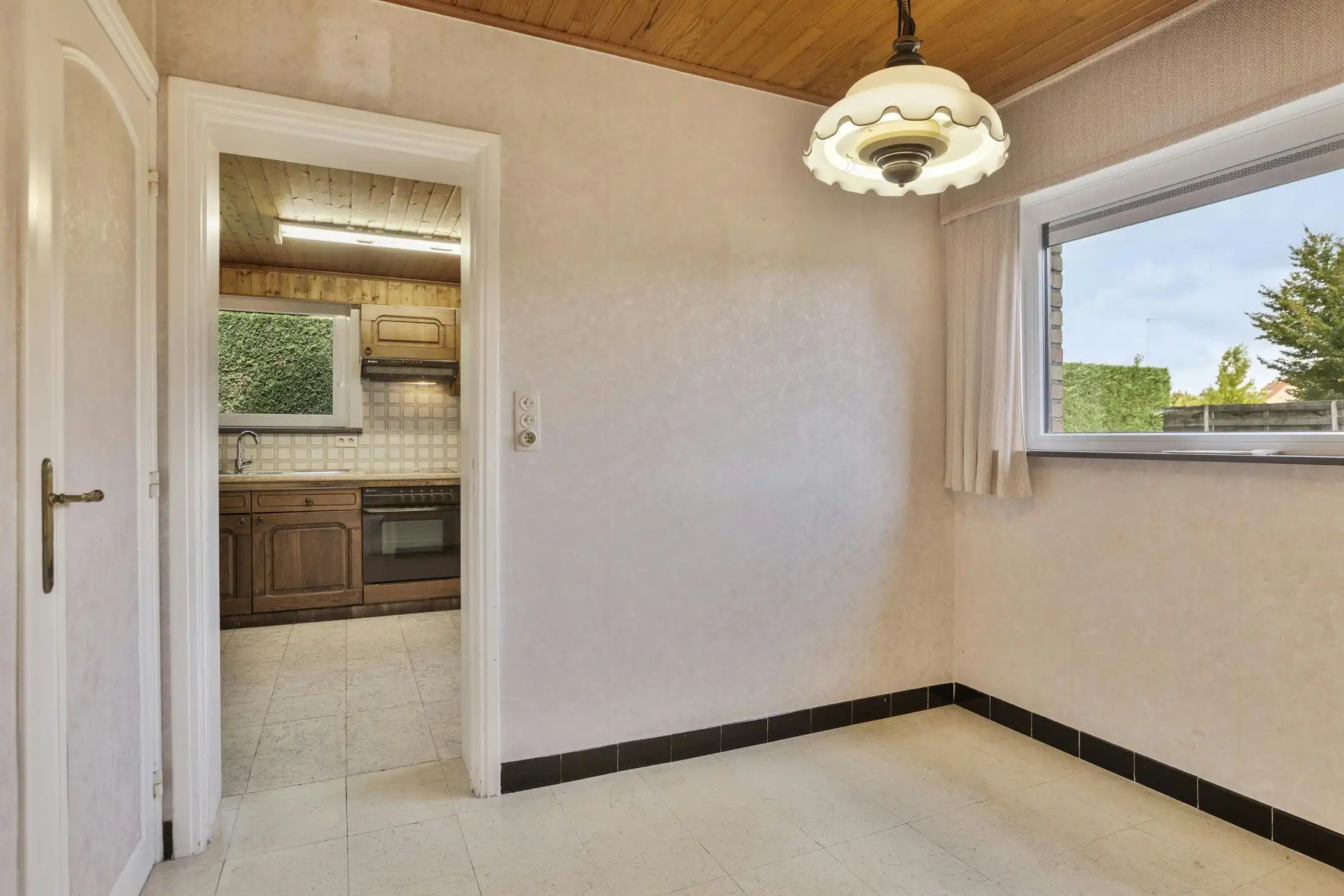 Ruime gezinswoning met tuin te koop in Roeselare foto 6