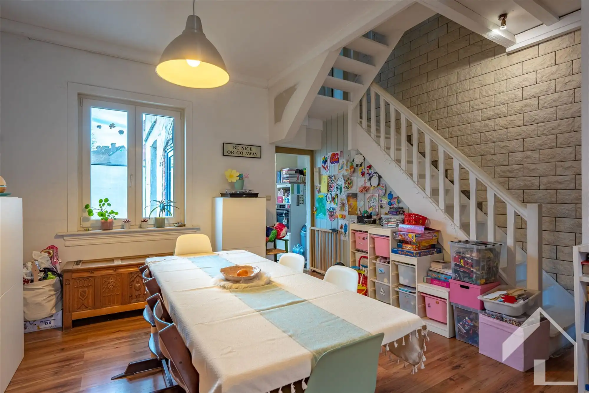 Ruime woning met 4 slaapkamers in rustige straat foto 4