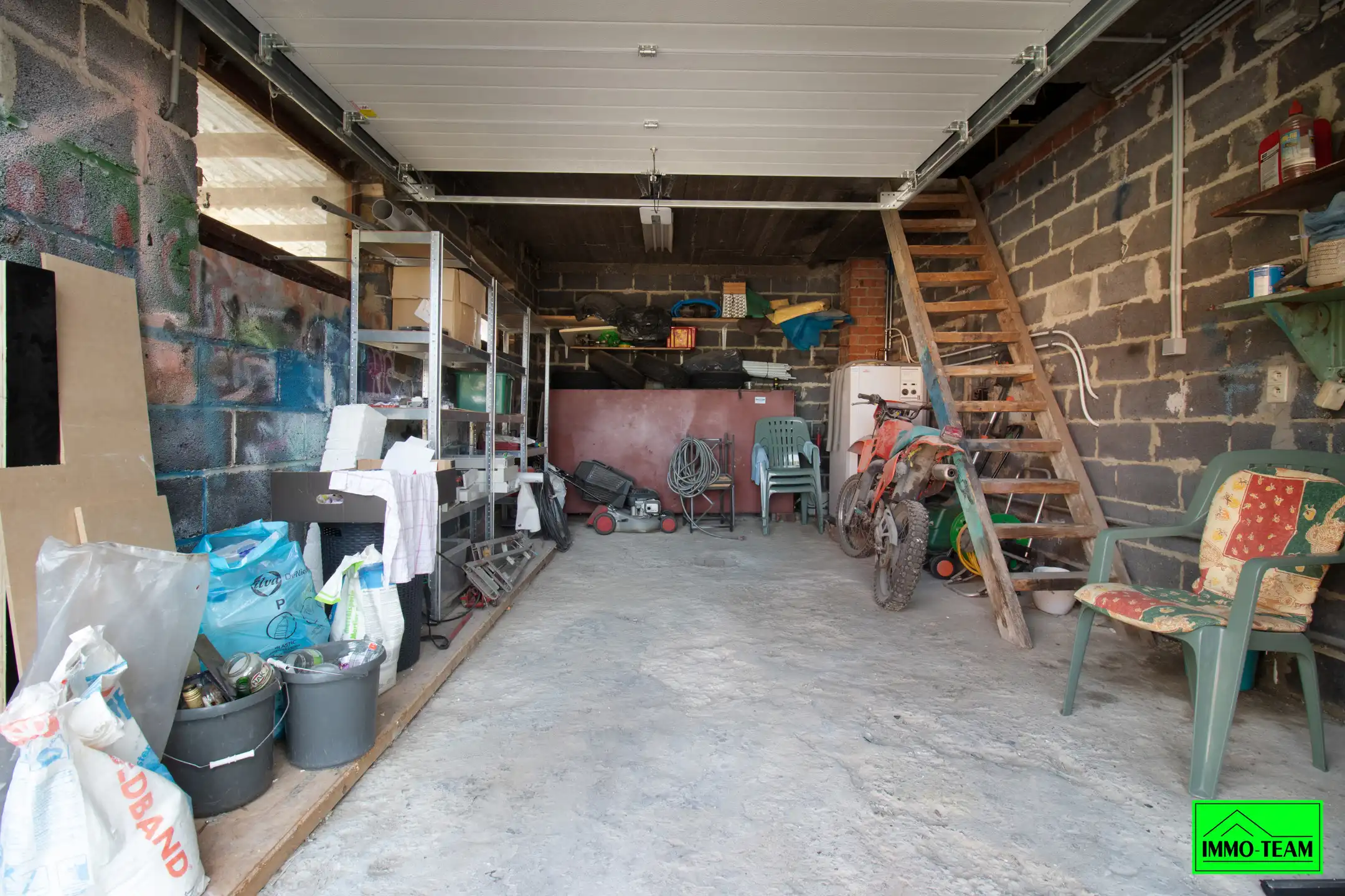 4-gevel woning in residentiële woonwijk foto 13