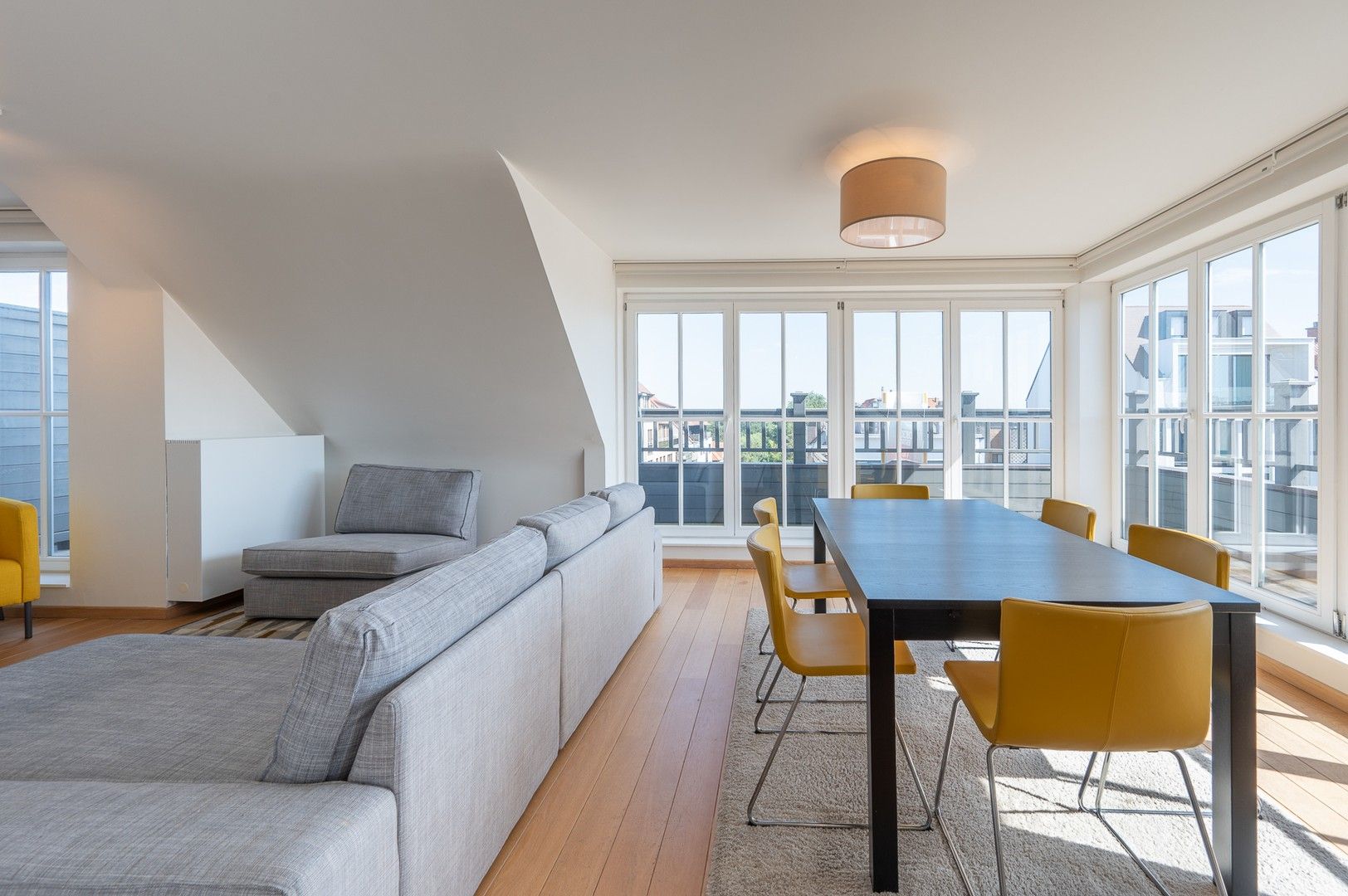 Zonnige penthouse met 3 slaapkamers centraal gelegen in Knokke aan de winkels en vlakbij de zee. foto 6