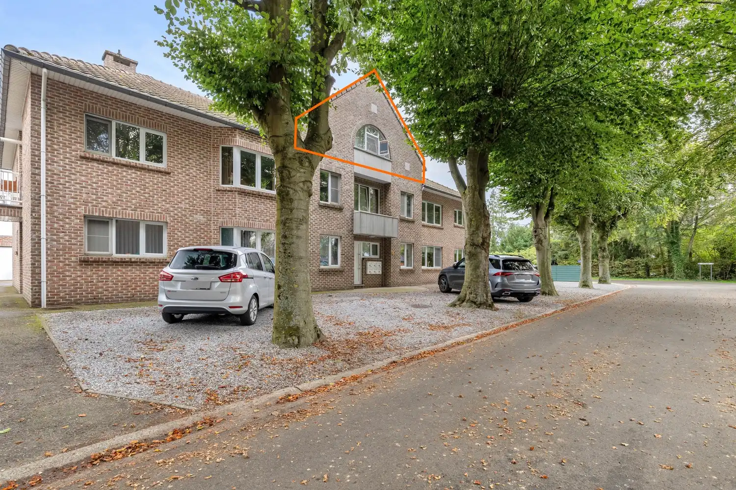 Ruime duplex met 3 slaapkamers, extra (slaap)kamer én privatieve garagebox in Koersel foto {{pictureIndex}}