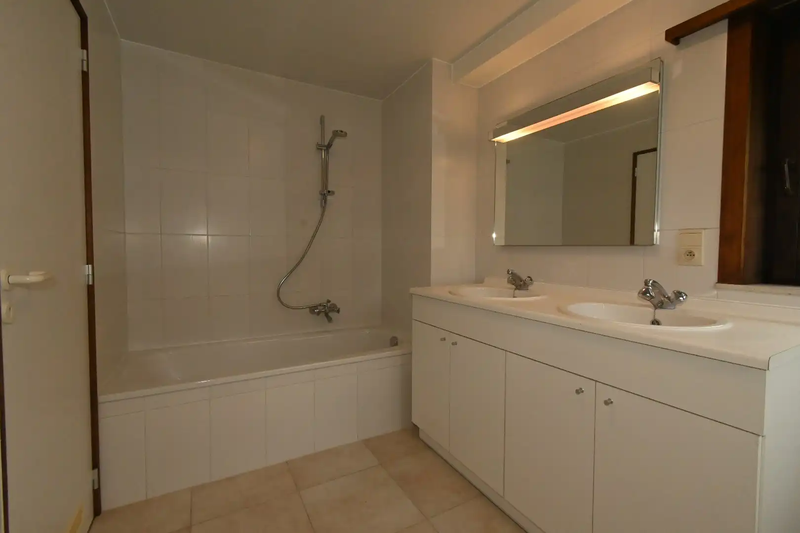 Ruime halfopen woning met parkeerplaats en tuin  foto 18