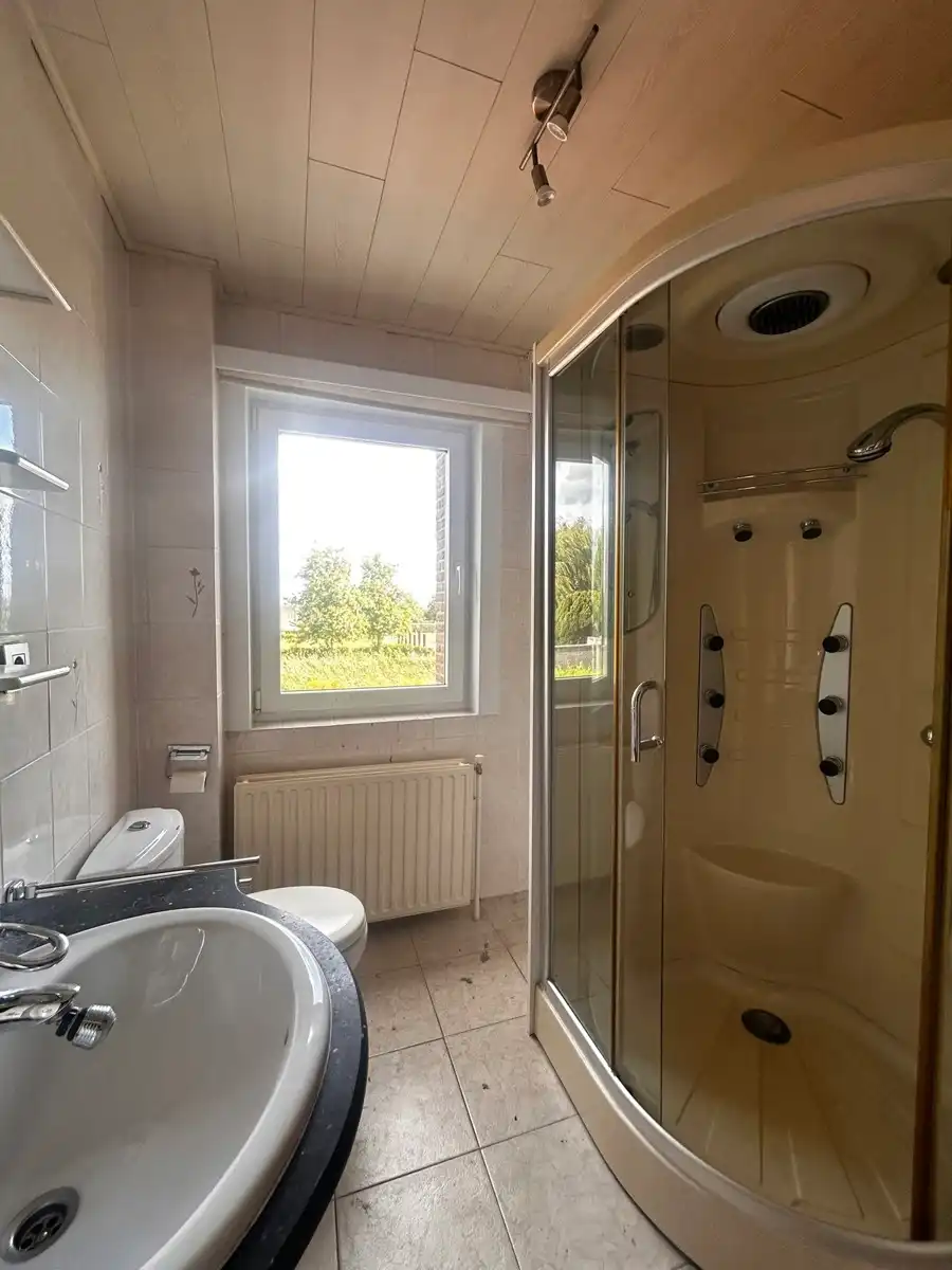 Ruime woning met 5 slpk, 2 badkamers, garage en ruime tuin foto 7