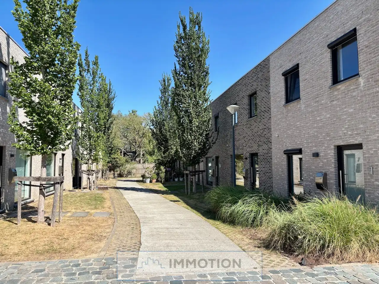 Zeker rendement - investeringseigendom met langdurig huurcontract - TE KOOP in Zwevegem foto {{pictureIndex}}