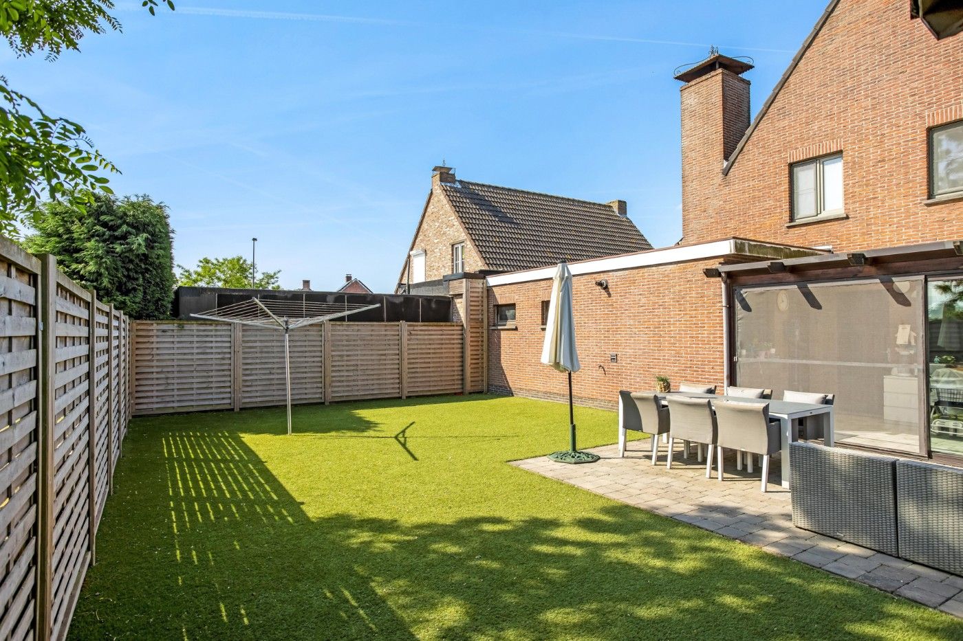 Vrijstaande, charmante woning met 3 grote slpk. en garage op 398 m² foto 24