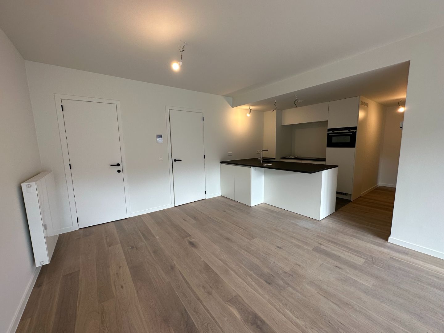 Modern appartement met uitzicht op een sfeervolle binnentuin foto 3