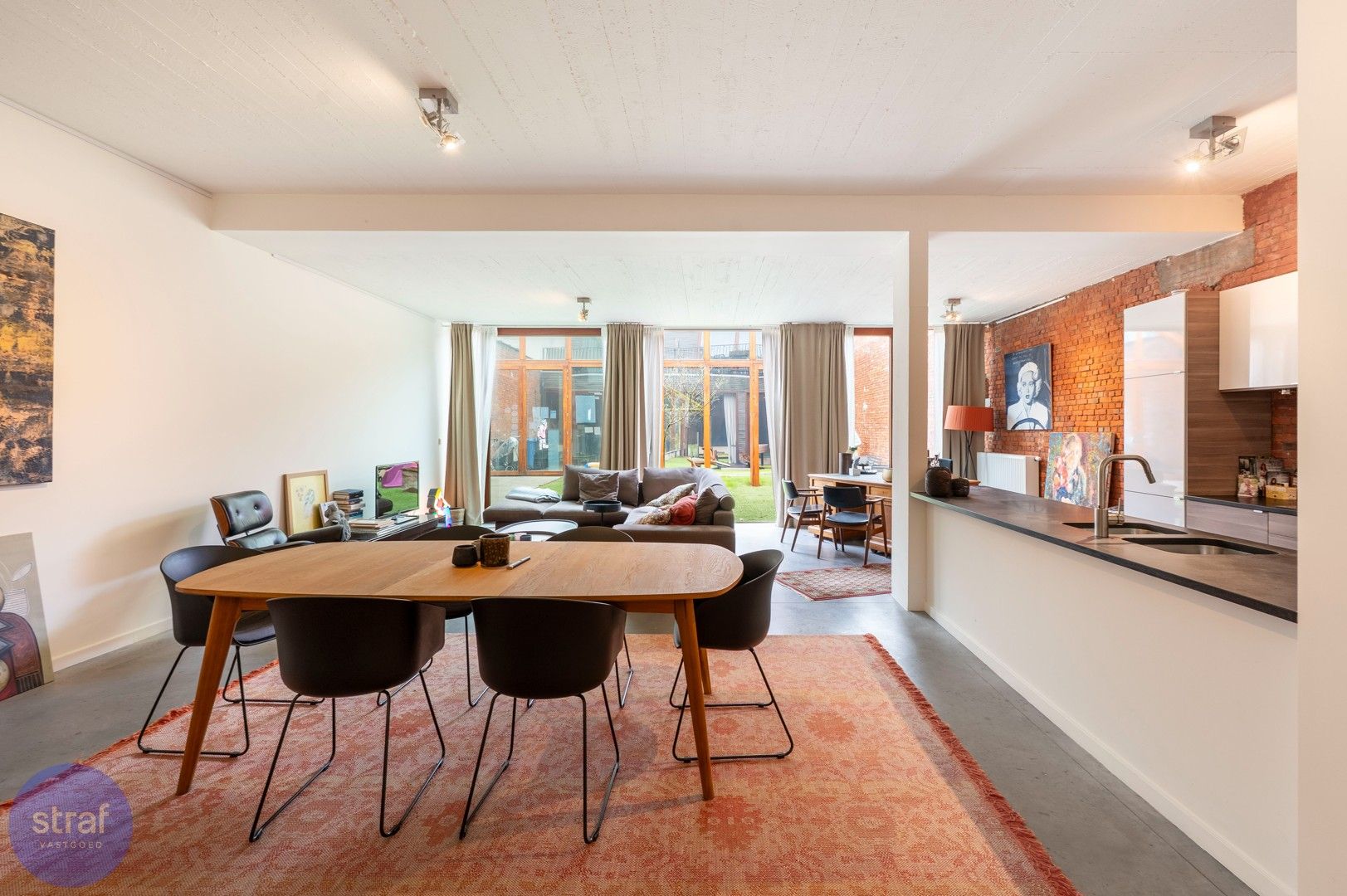 Moderne loft met open leefruimte en gezellige stadstuin in Berchem foto 12